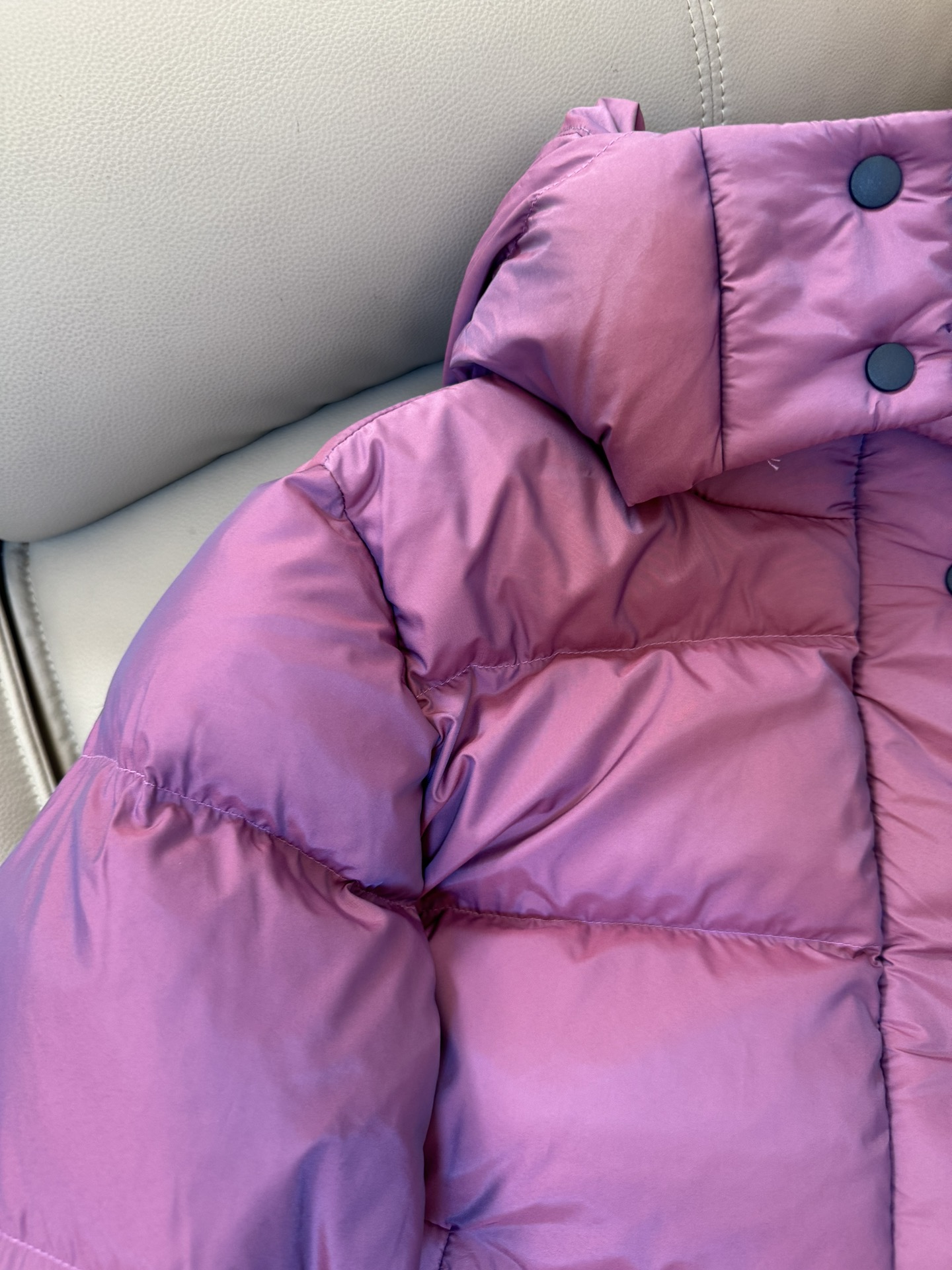 Lulemon SoftMatteTM Feather Coat: Windproof, Lightweight, Warmth. Sizes 4-6-8, Colors: Purple, Linen, Black. - 图片 4