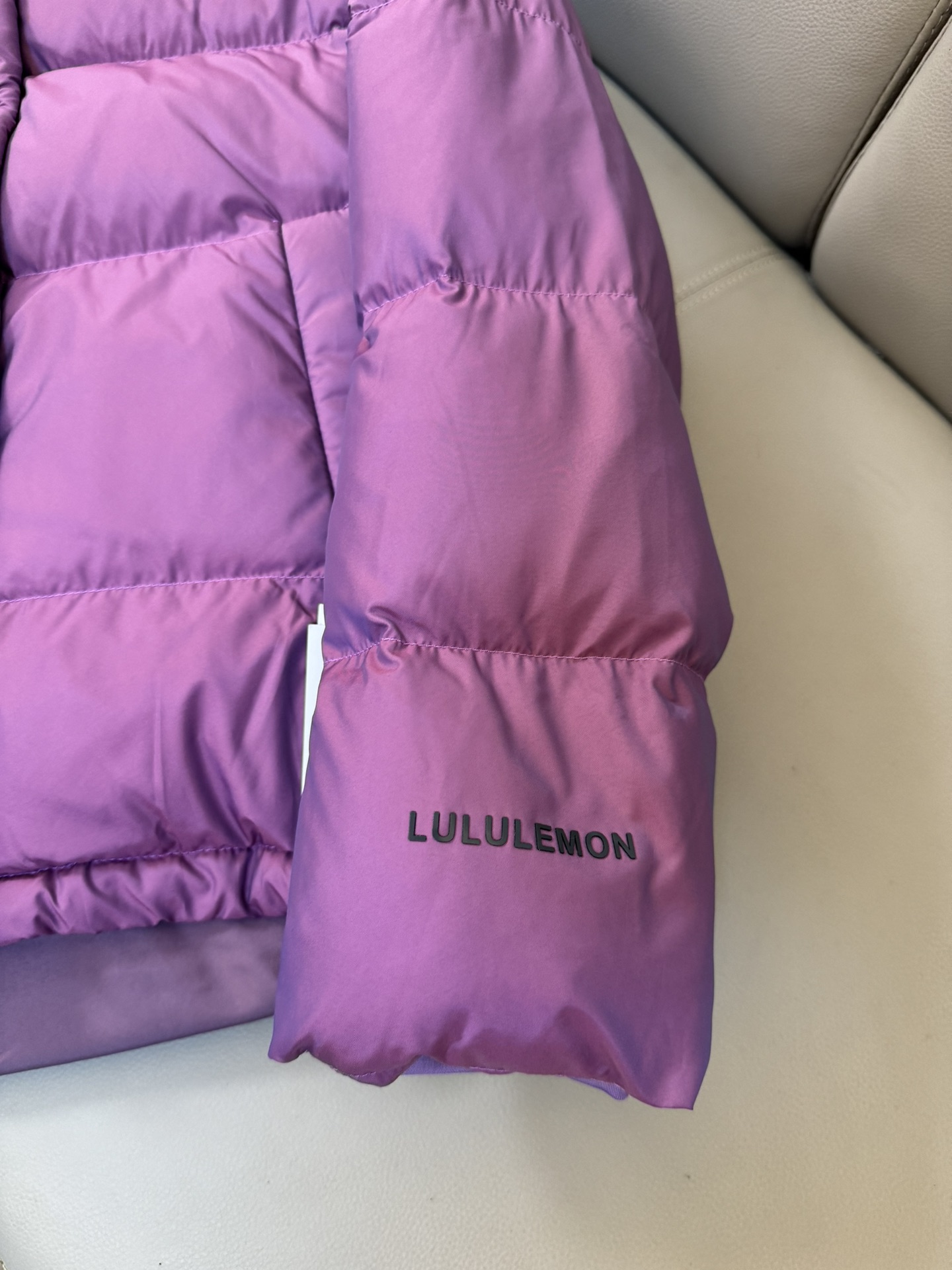 Lulemon SoftMatteTM Feather Coat: Windproof, Lightweight, Warmth. Sizes 4-6-8, Colors: Purple, Linen, Black. - 图片 7