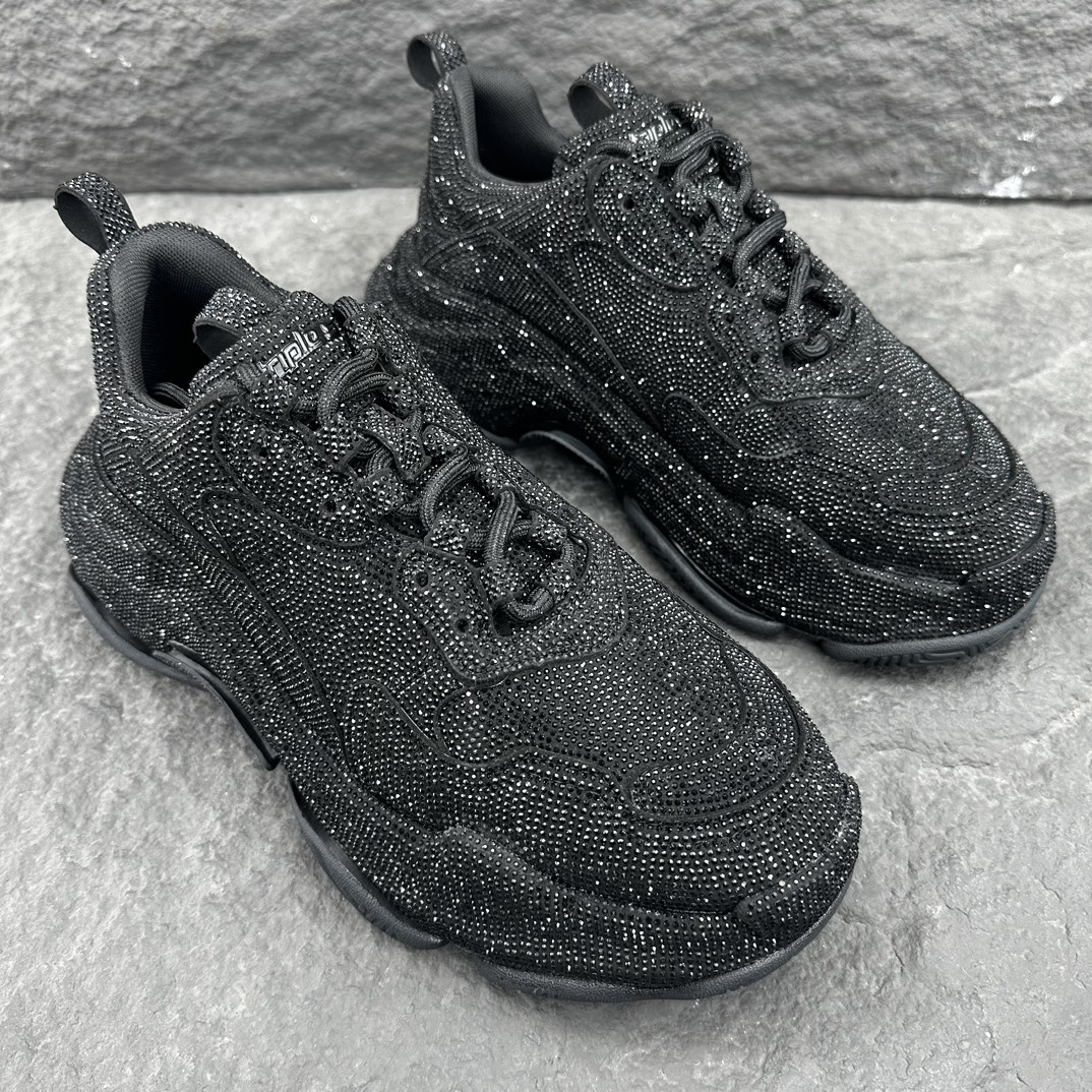 P600¥巴黎世家 / Balenciaga 

TRIPLE S饰莱茵石男士运动鞋
Triple S黑色超细纤维运动鞋，点缀莱茵石
巴黎一代1.0钻鞋

• 不含皮革
• 运动鞋
• 超细纤维和莱茵石
• 复合3层外底
• 鞋头边缘饰以尺码刺绣
• 侧面饰以标识刺绣
• 后部饰以标识压纹
• 鞋舌饰以triple s橡胶品牌标志
• 2圈绑带，其中1圈为功能性绑带
• 带12个织物孔眼的系带系统
• 徒步靴风格鞋带
• 后帮及鞋舌配有拉袢
• 产地：见产品标签
• 用干燥软布擦拭
材料：人造革码数35-45