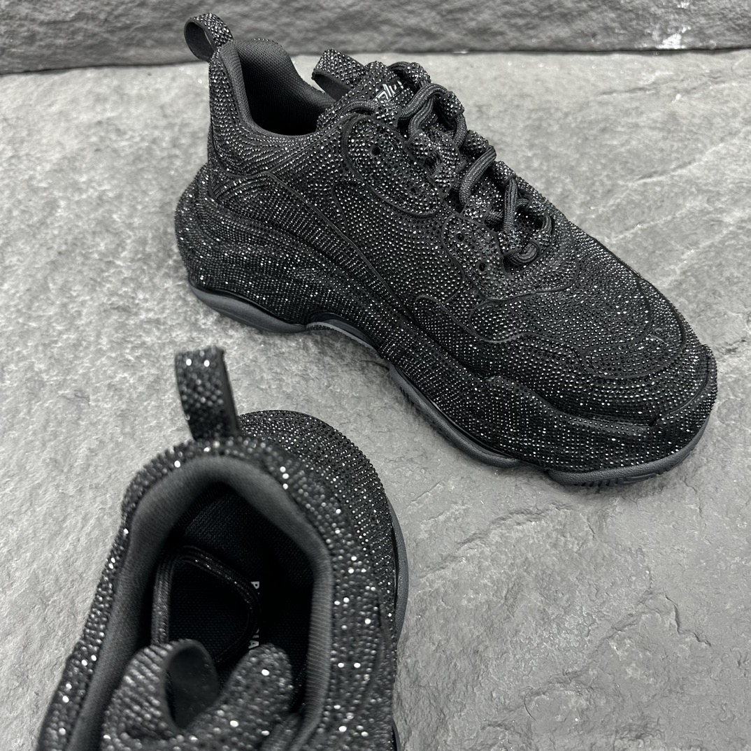 P600¥巴黎世家 / Balenciaga 

TRIPLE S饰莱茵石男士运动鞋
Triple S黑色超细纤维运动鞋，点缀莱茵石
巴黎一代1.0钻鞋

• 不含皮革
• 运动鞋
• 超细纤维和莱茵石
• 复合3层外底
• 鞋头边缘饰以尺码刺绣
• 侧面饰以标识刺绣
• 后部饰以标识压纹
• 鞋舌饰以triple s橡胶品牌标志
• 2圈绑带，其中1圈为功能性绑带
• 带12个织物孔眼的系带系统
• 徒步靴风格鞋带
• 后帮及鞋舌配有拉袢
• 产地：见产品标签
• 用干燥软布擦拭
材料：人造革码数35-45