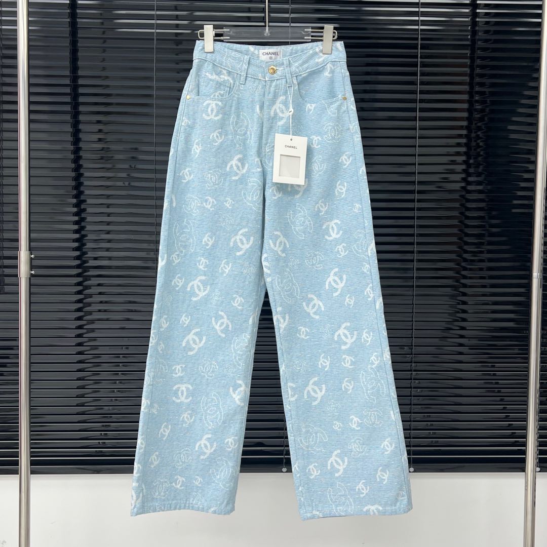 NO:330628,Xiaoxiang's light blue trousers with full prints on the front and back are made of high-end fabrics. Denim is very comfortable to wear. Full prints on the front and back. Light luxury feel online. Light blue adds visual charm. The pants are delicate and have a good feel. Slimming and versatile style. Any body shape can be used. Versatile and fashionable high-end items. Customized hardware accessories. Workmanship quality depends on details~ A3298,,alexander wang19860909小香前后满印浅蓝长裤 采用高端面料 牛仔穿起来很舒适 前后满印设计 轻奢感在线 浅蓝色系增添视觉魅力 裤子纹路细腻 手感很好 显瘦百搭版型 任何身形都可以驾驭 百搭时髦高级单品 定制五金配件 做工品质看细节~ A3298,,alexander wang,Women's clothing