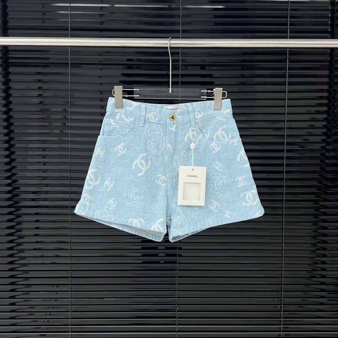 NO:330625,Xiaoxiang has light blue shorts with front and back. It’s a must-have shorts for summer!  The upper body is easy to create an atmosphere, absolutely 100% turnover rate is used. It uses organic cotton fabric. The texture and feel are very good. High-waisted shorts style. The upper body makes the legs look slimming. Whoever wears it will make you look slimming. Any body can control it. Customized yb hardware accessories, texture online~ A3303,, shorts, alexander wang19860909小香前后满印浅蓝短裤 夏季必备短裤它来啦！ 出街上身轻松营造氛围感 绝对回头率百分百 采用有机棉面料 质感手感都很好 高腰短裤版型 上身显瘦显腿长 谁穿谁显瘦系列 任何身形都可驾驭 定制yb五金配件,质感在线~ A3303,,shorts,alexander wang,Women's clothing
