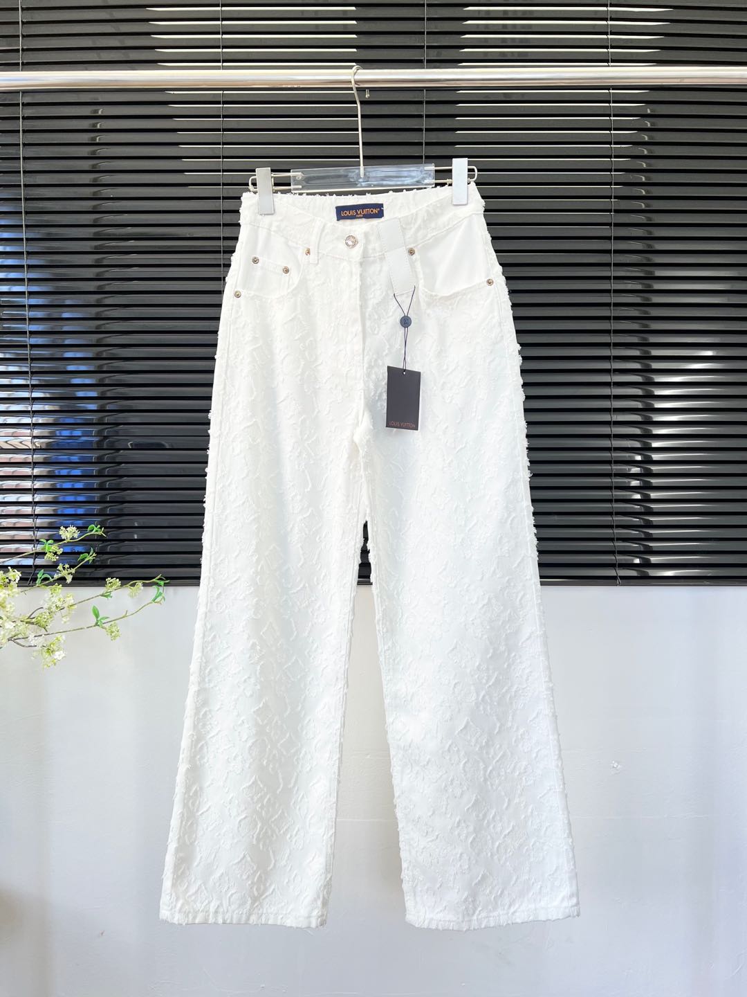 NO:437955,LouisVuit*on full-print jacquard white straight trousers, versatile and high-end colors, super beautiful white jacquard design~~~ The texture is very beautiful, the upper body is full of luxury, versatile styles that can be worn all seasons, customized fabric, straight fit, straight and not picky, slimming and covering flesh, lengthening the line proportions SML,,louis vuitton,alexander wang19860909LouisVuit*on 满印提花白色直筒长裤 颜色百搭高级 超好看的白色提花设计~~~ 质感很绝 上身轻奢感十足 四季都可以穿的百搭款式 定制面料 版型直筒不挑人 显瘦遮肉 拉长线条比例 SML,,louis vuitton,alexander wang,Women's clothing