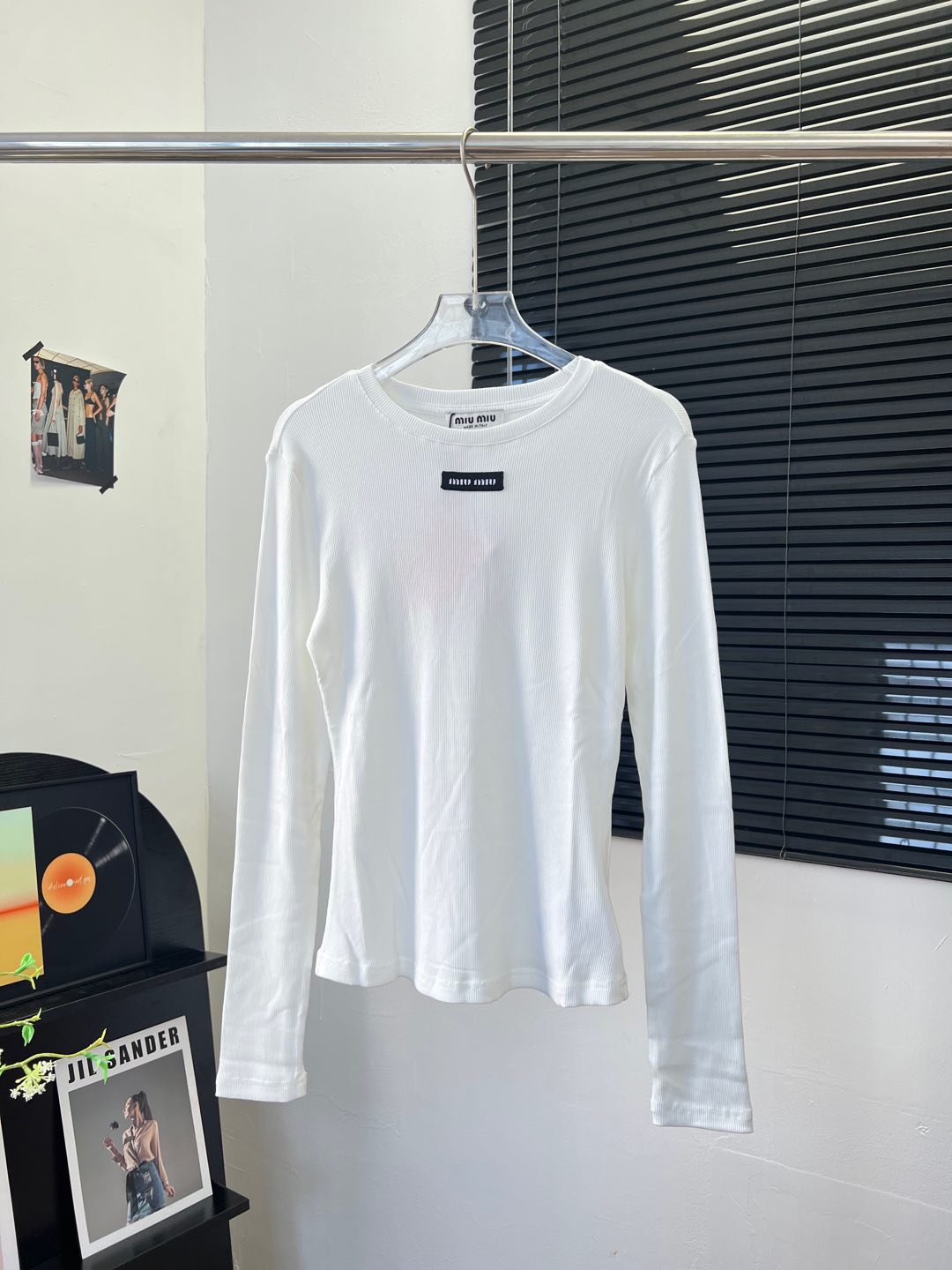 “Stylish 25-Year-Old Miu 3-Coloured Sticker Sleeve for Autumn and Winter Wardrobes” - 图片 5