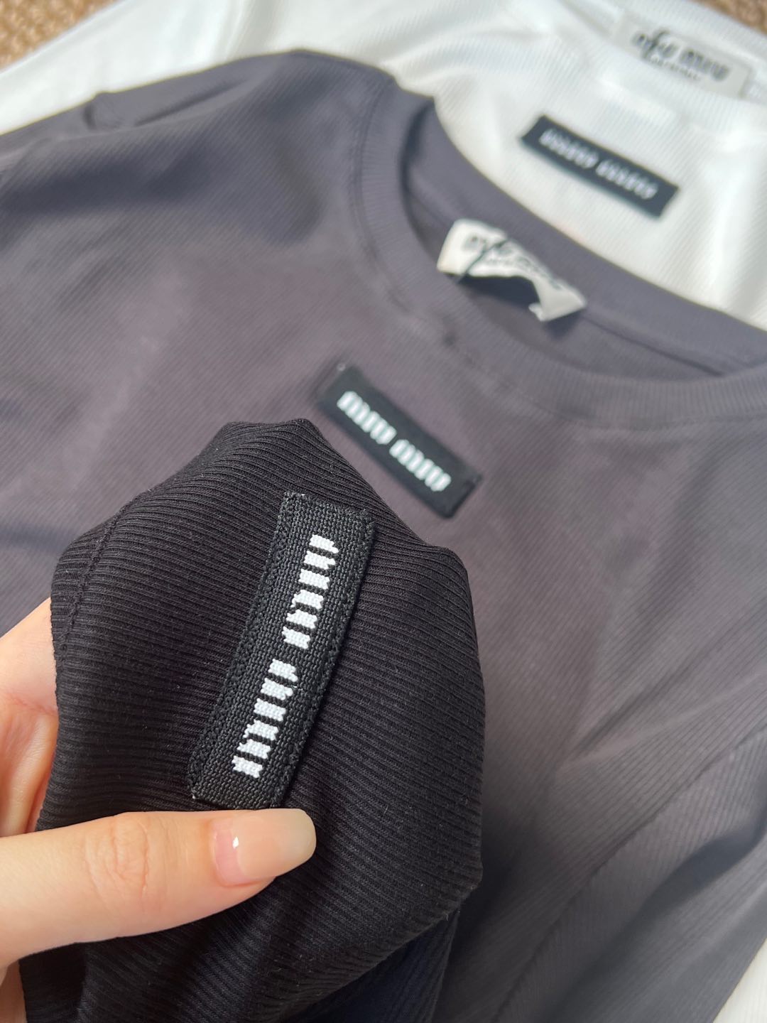 “Stylish 25-Year-Old Miu 3-Coloured Sticker Sleeve for Autumn and Winter Wardrobes” - 图片 3