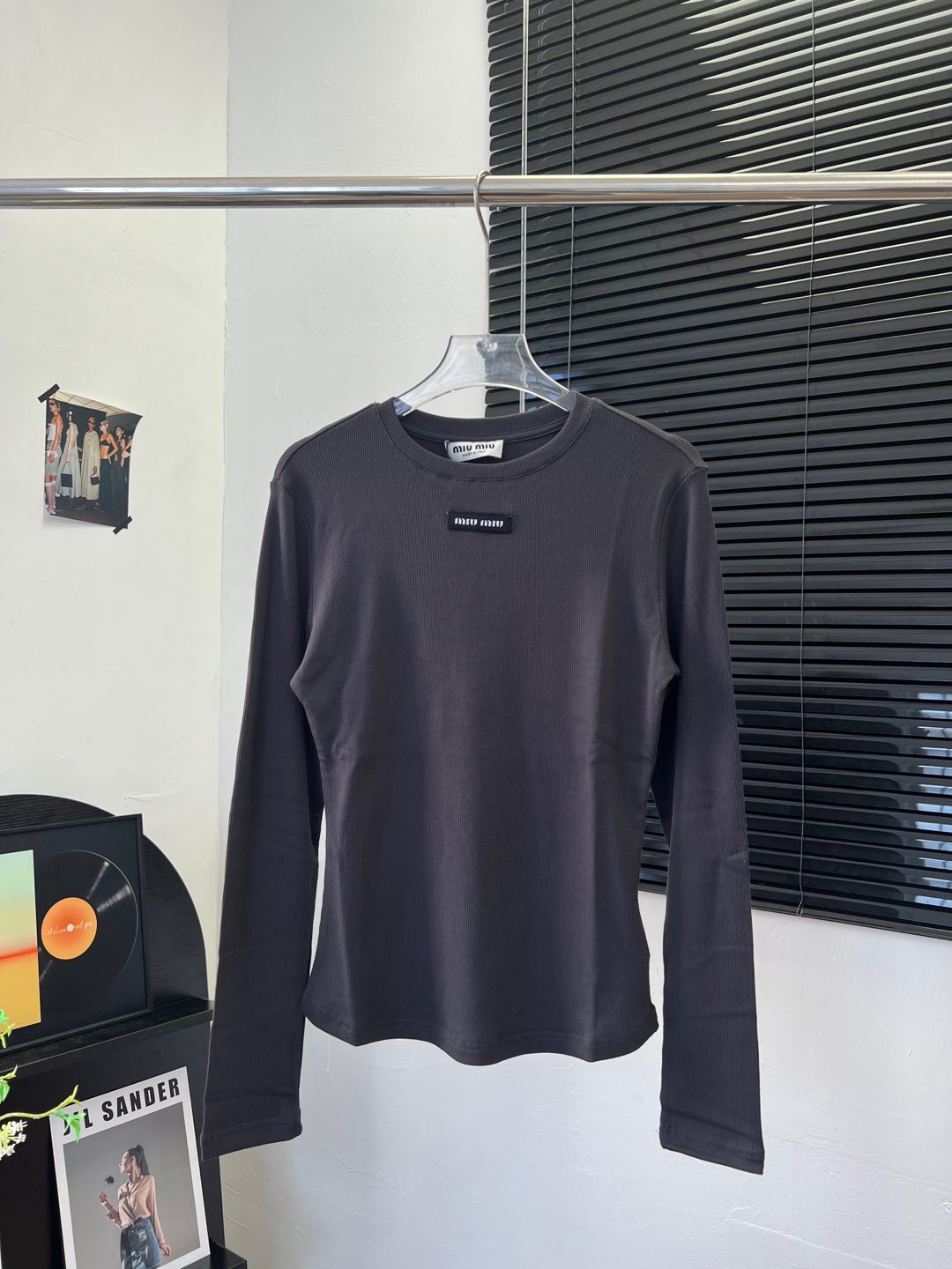 “Stylish 25-Year-Old Miu 3-Coloured Sticker Sleeve for Autumn and Winter Wardrobes” - 图片 7