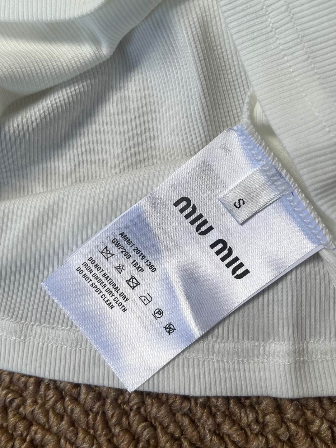 “Stylish 25-Year-Old Miu 3-Coloured Sticker Sleeve for Autumn and Winter Wardrobes” - 图片 4