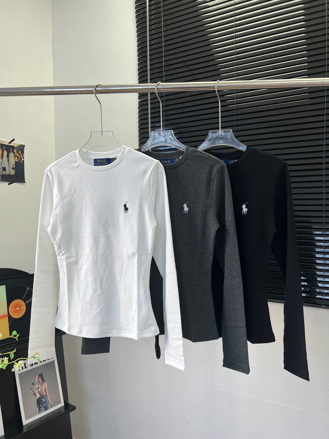 “Embroidered Horse Design Highlights Classic Long-Sleeved Pelvis for Autumn/Winter” - 图片 1