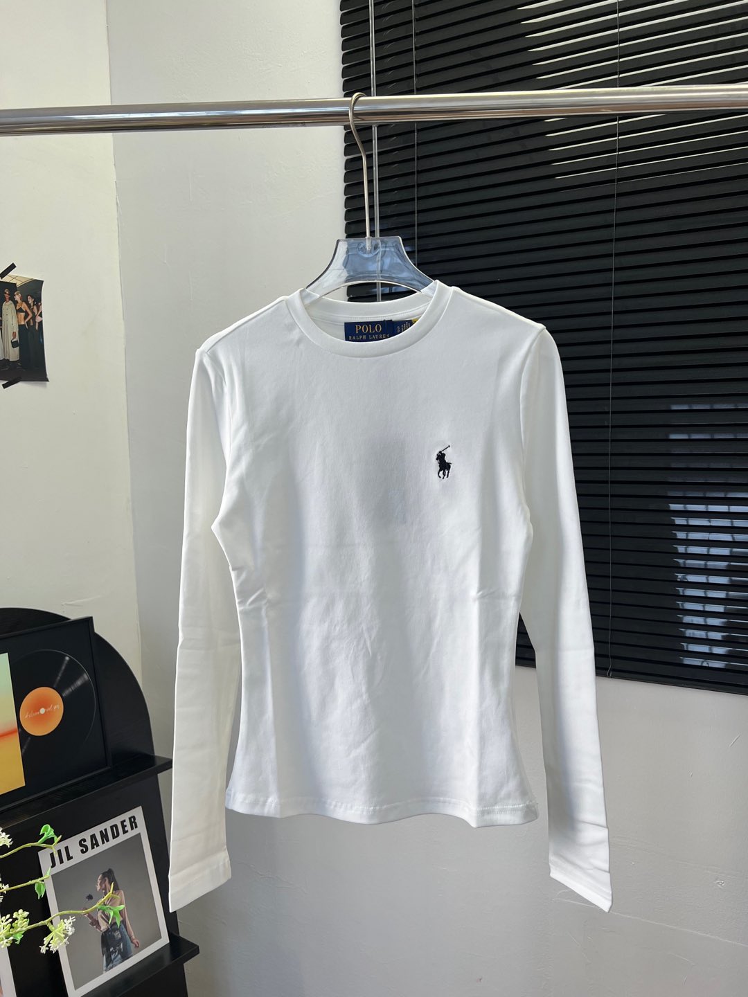 “Embroidered Horse Design Highlights Classic Long-Sleeved Pelvis for Autumn/Winter” - 图片 6