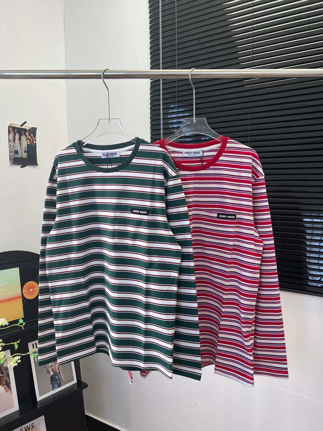 NO:437972,MIUMI* 25 autumn and winter new style, two-color pocket letter label striped long-sleeved T official website model, pure cotton fabric, skin-friendly and soft, single wear/bottom look good, small pocket label craft, classic retro striped contrasting color design, super age-reducing, versatile style, both colors are very good, recommended, two-color SML,,miumiu,alexander wang19860909MIUMI* 25秋冬新款 两色口袋字母标签条纹长袖T 官网款 纯棉面料 上身亲肤柔软 单穿/打底都很好看 口袋小标签工艺 经典复古条纹撞色设计 超级减龄 百搭款 两个颜色都很好看 推荐 两色SML,,miumiu,alexander wang,Women's clothing