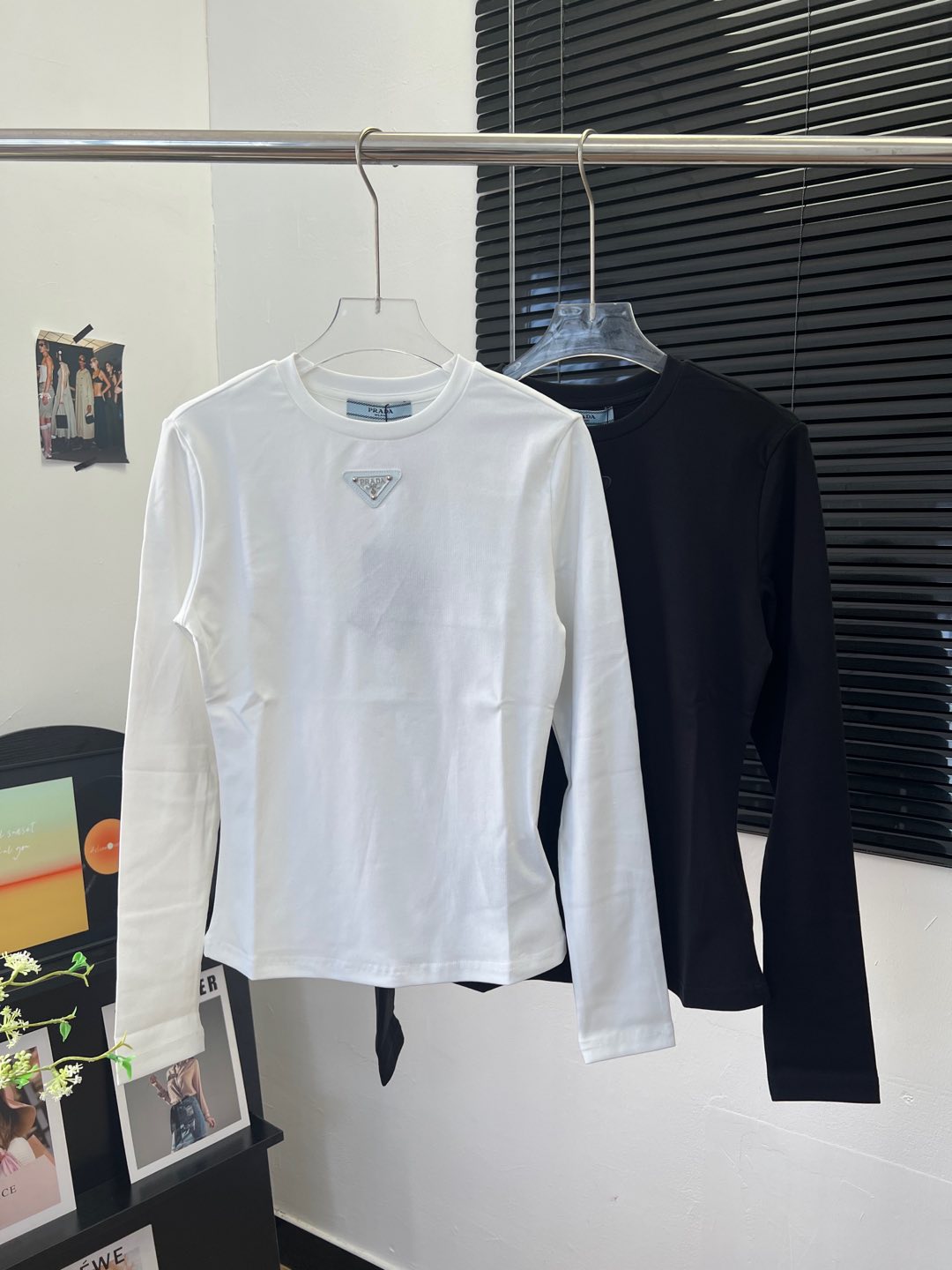 NO:437965,Prad* 25 autumn and winter new style, two-color triangle logo base long sleeves, custom threaded cotton fabric, the fabric comes with elasticity, good resilience, soft and comfortable upper body, front triangle logo design, highlights the brand style, overall line is flat and delicate, versatile style, two-color SML,, prada, alexander wang19860909Prad* 25秋冬新款 两色三角徽标打底长袖 定制螺纹棉面料 面料自带弹力 回弹力好 上身柔软舒适 前三角徽标设计 彰显品牌格调 整体走线平整细腻 百搭款 两色SML,,prada,alexander wang,Women's clothing