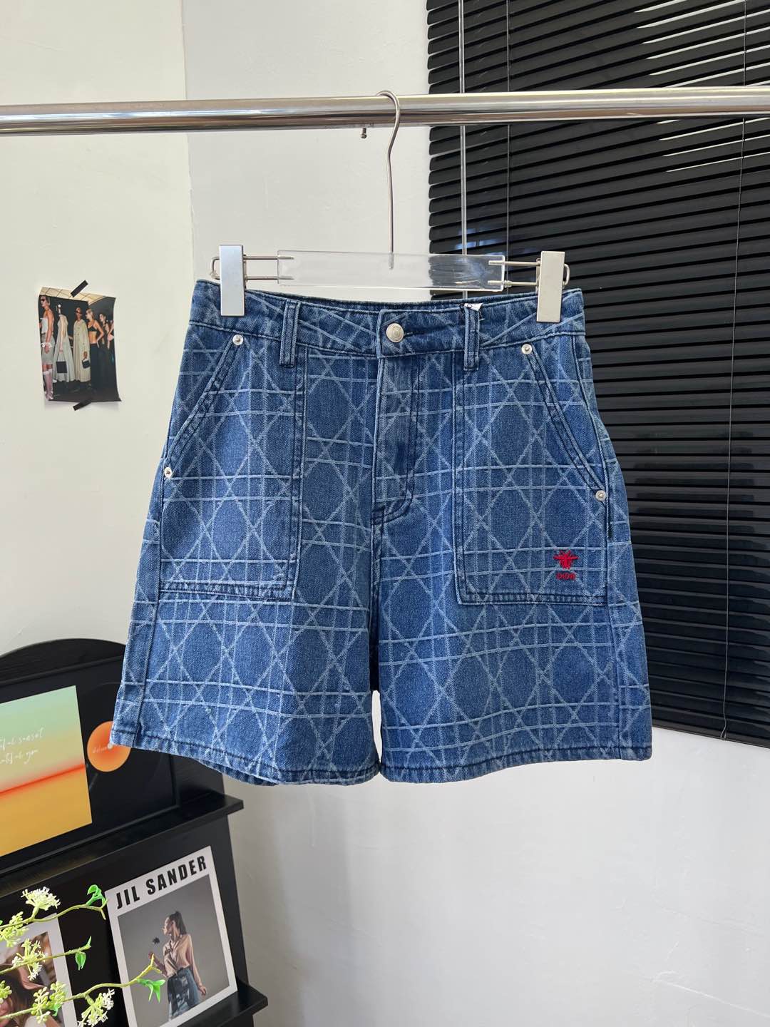 NO:437941,Dio* 2025 summer new style red embroidered diamond shorts made of pure cotton denim fabric Red embroidered bee CD craftsmanship online Details online High-waisted style The upper body is fashionable and high-end The shorts look super good, slimming and long legs, versatile tool, not picky for people to wear, can be used for any body shape SML,,dior, shorts,alexander wang19860909Dio* 2025 夏季新款 红刺绣菱格短裤 采用纯棉牛仔面料 红刺绣蜜蜂CD工艺 细节在线 高腰版型 上身时髦又高级 短裤版型超好看 显瘦显腿长 百搭利器 不挑人穿 任何身形都可驾驭 SML,,dior,shorts,alexander wang,Women's clothing