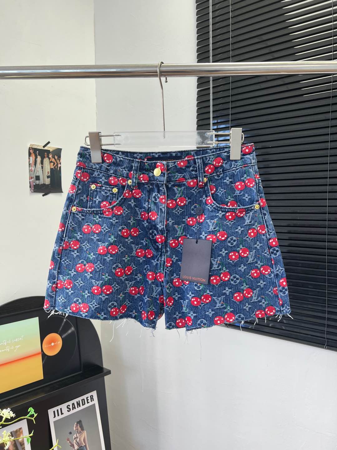 NO:437928,LouisVuit*on 2025 summer new style, cherry full-print letter shorts, cotton denim material, enzyme washing process, not easy to fade, cherry full-print design, highlights the brand tone, symmetrical pocket, good-looking and slim overall, fashionable and fashionable!  SML, louis vuitton, shorts, alexander wang19860909LouisVuit*on 2025 夏季新款 樱桃满印字母短裤 全棉牛仔材质 酵素水洗工艺处理 不容易掉色串色 樱桃字母满印设计 彰显品牌调性 对称口袋 版型好看显瘦 整体时髦洋气！ SML,,louis vuitton,shorts,alexander wang,Women's clothing