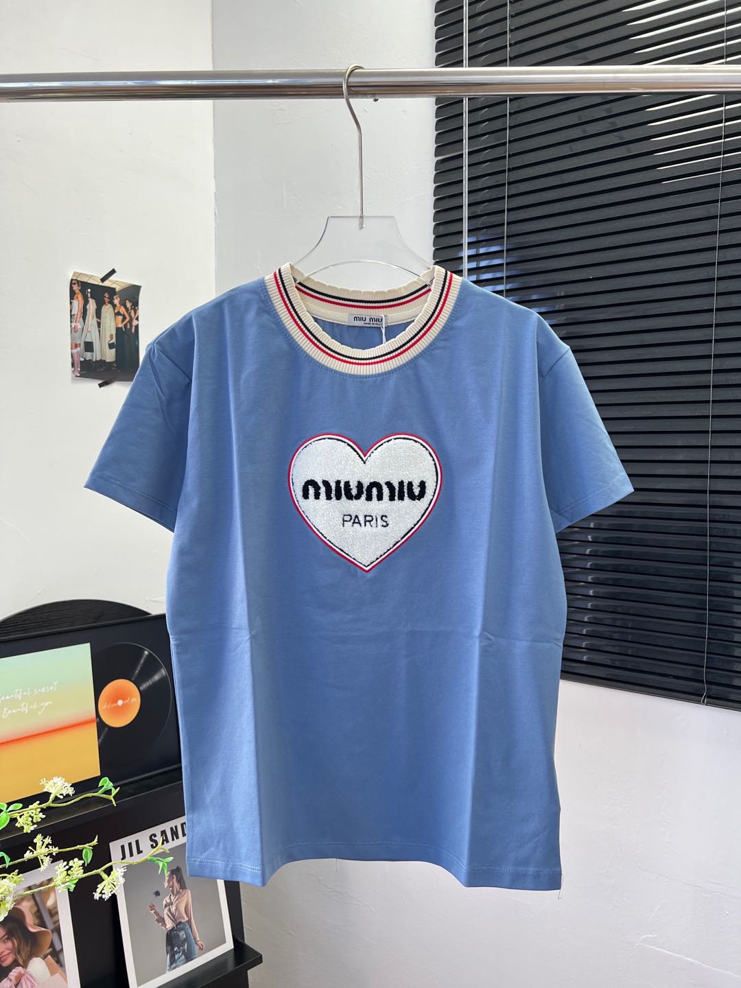 NO:441351,Miumiu 25ss new style love letter towel embroidered short-sleeved T-shirt age-reducing playful and cute use of pure cotton fabric soft and comfortable fabric contrast collar design love letter towel embroidery craft SML, miumiu, T-shirt,tees, t-shirt,alexander wang19860909Miumiu 25ss新款 爱心字母毛巾绣短袖T恤 减龄 俏皮可爱 采用纯棉面料 面料柔软舒适 撞色领设计 爱心字母毛巾绣工艺 SML,,miumiu,T-shirt,tees，t-shirt,alexander wang,Women's clothing