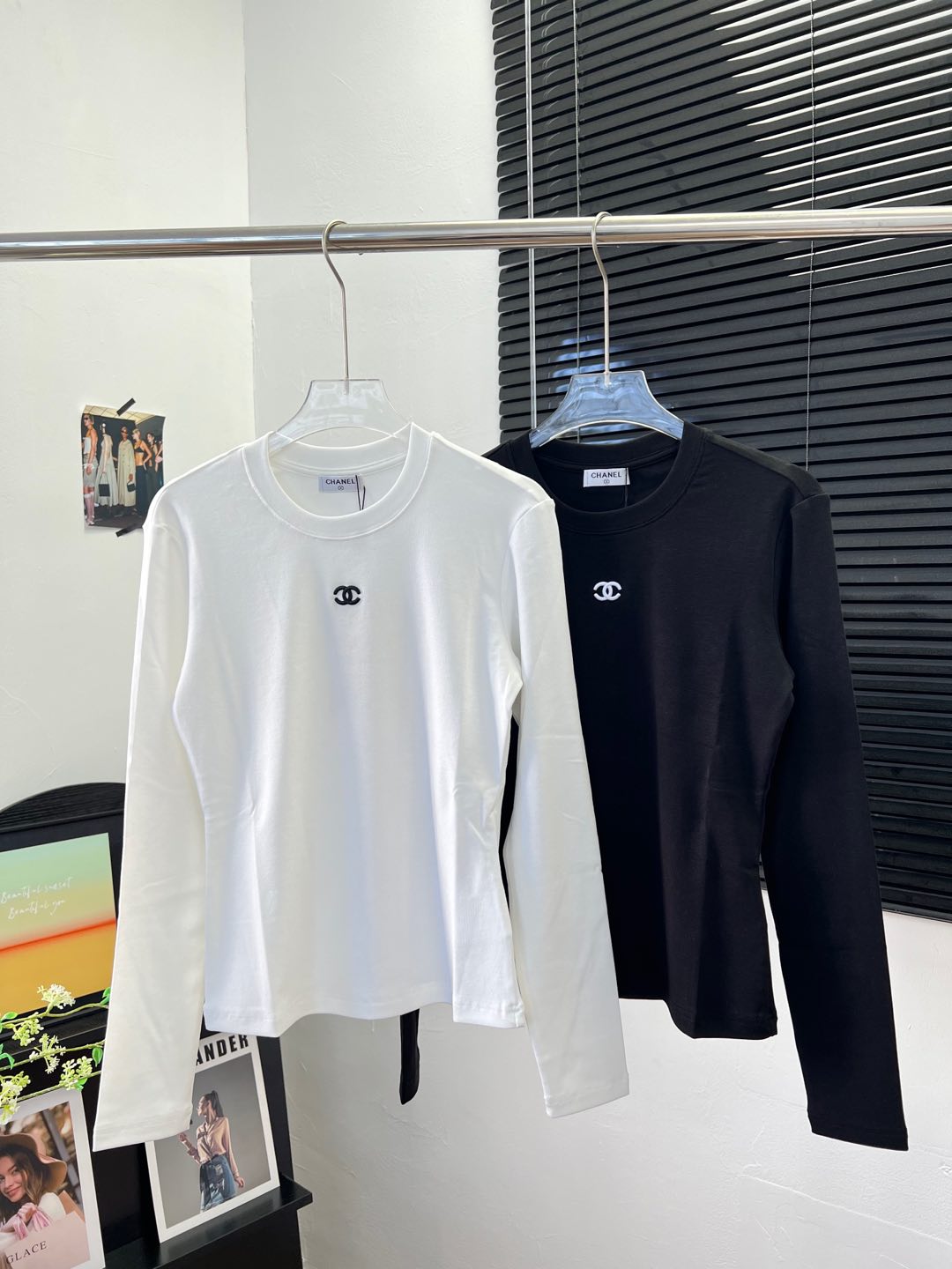 “25-Year-Old Two-Colour Embroidered Shirt: Soft Cotton Fabric, Ex-Embracing Logo Design” - 图片 1