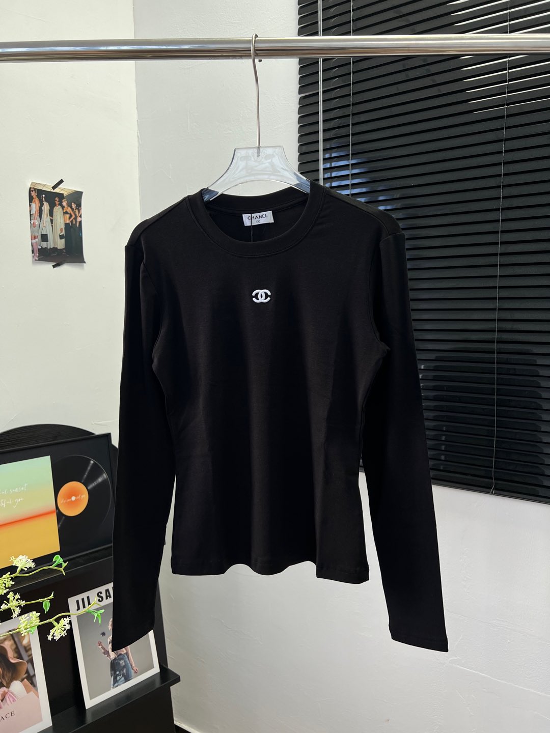 “25-Year-Old Two-Colour Embroidered Shirt: Soft Cotton Fabric, Ex-Embracing Logo Design” - 图片 4