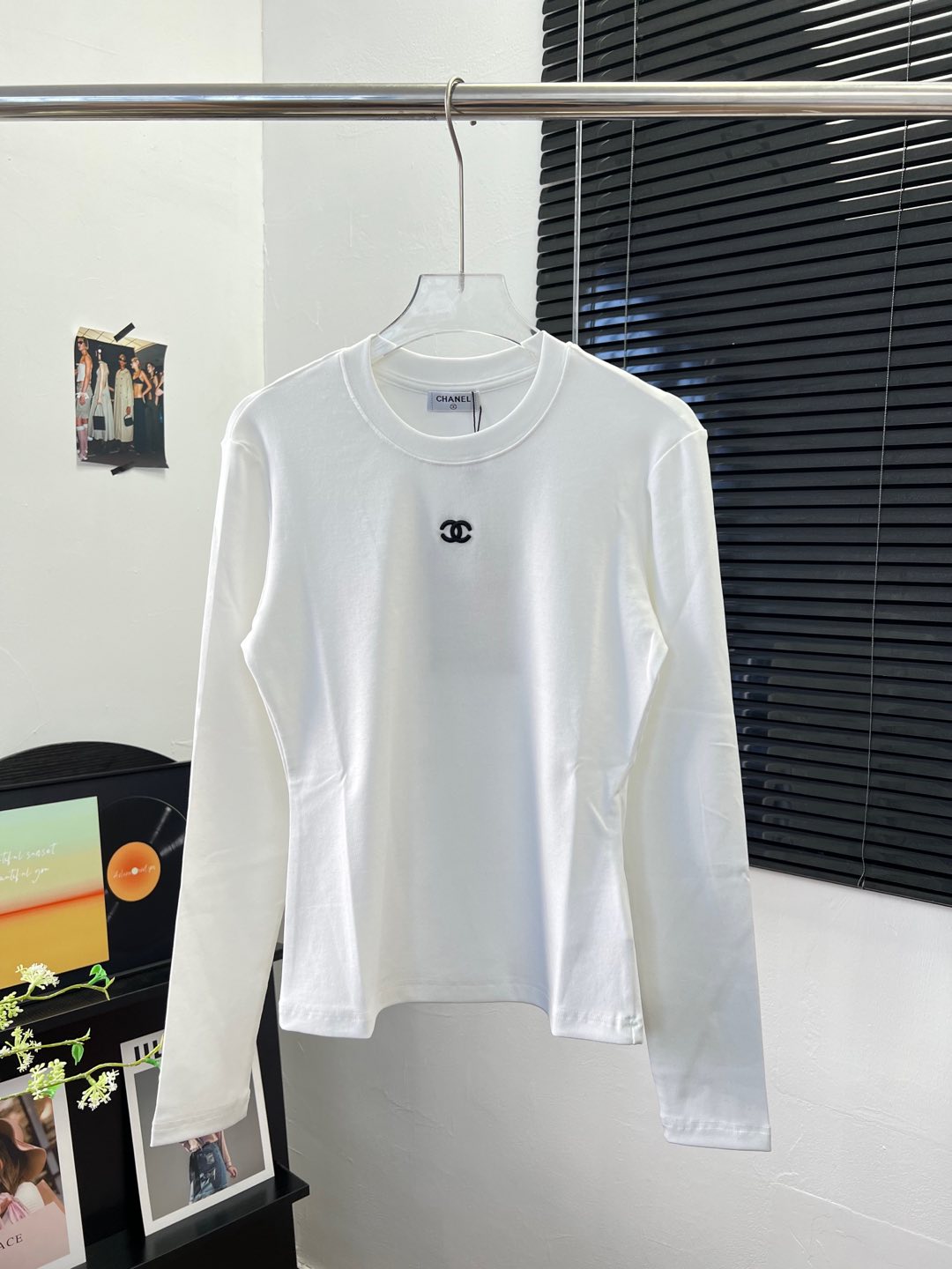 “25-Year-Old Two-Colour Embroidered Shirt: Soft Cotton Fabric, Ex-Embracing Logo Design” - 图片 3