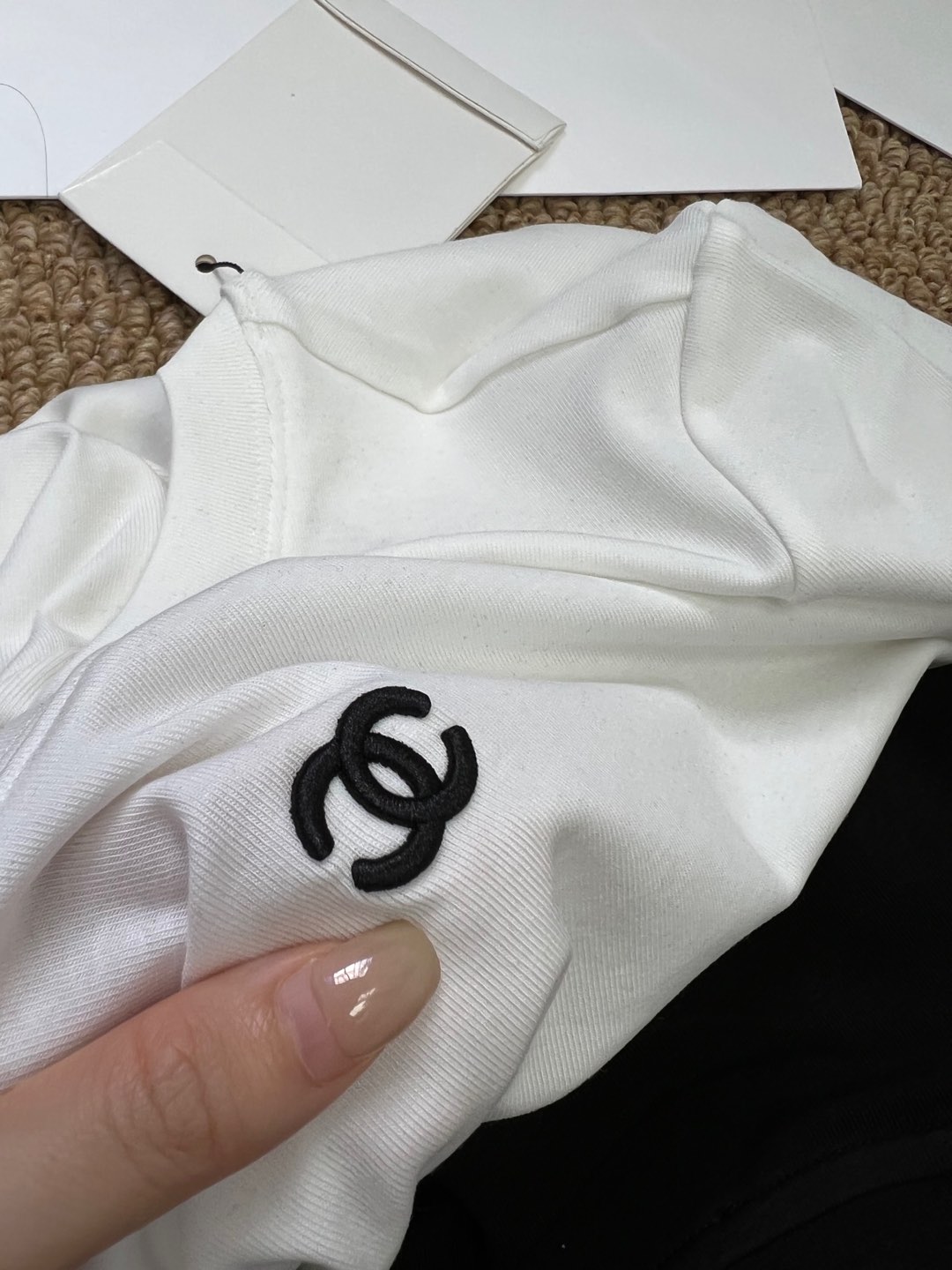 “25-Year-Old Two-Colour Embroidered Shirt: Soft Cotton Fabric, Ex-Embracing Logo Design” - 图片 7