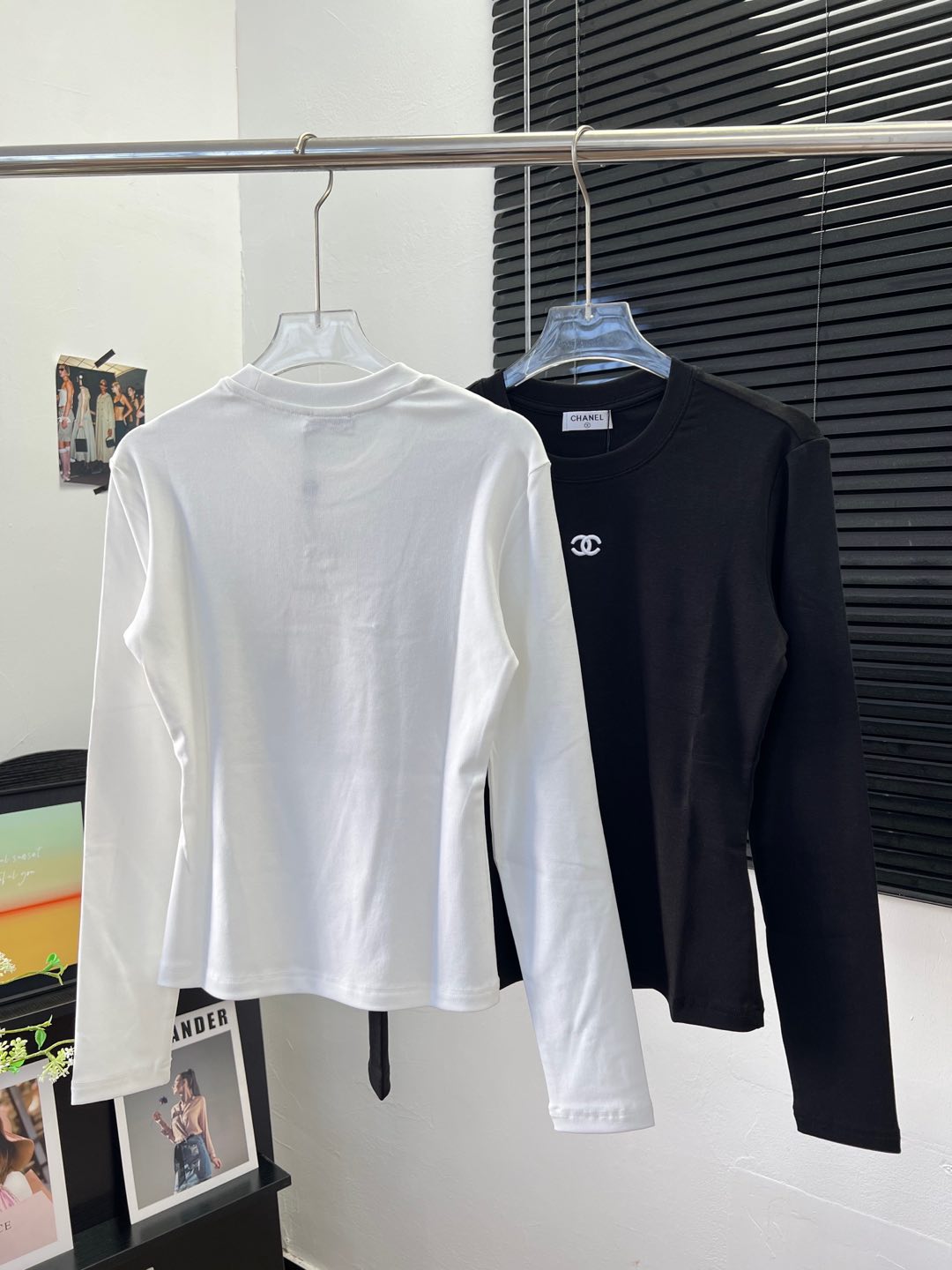 “25-Year-Old Two-Colour Embroidered Shirt: Soft Cotton Fabric, Ex-Embracing Logo Design” - 图片 2
