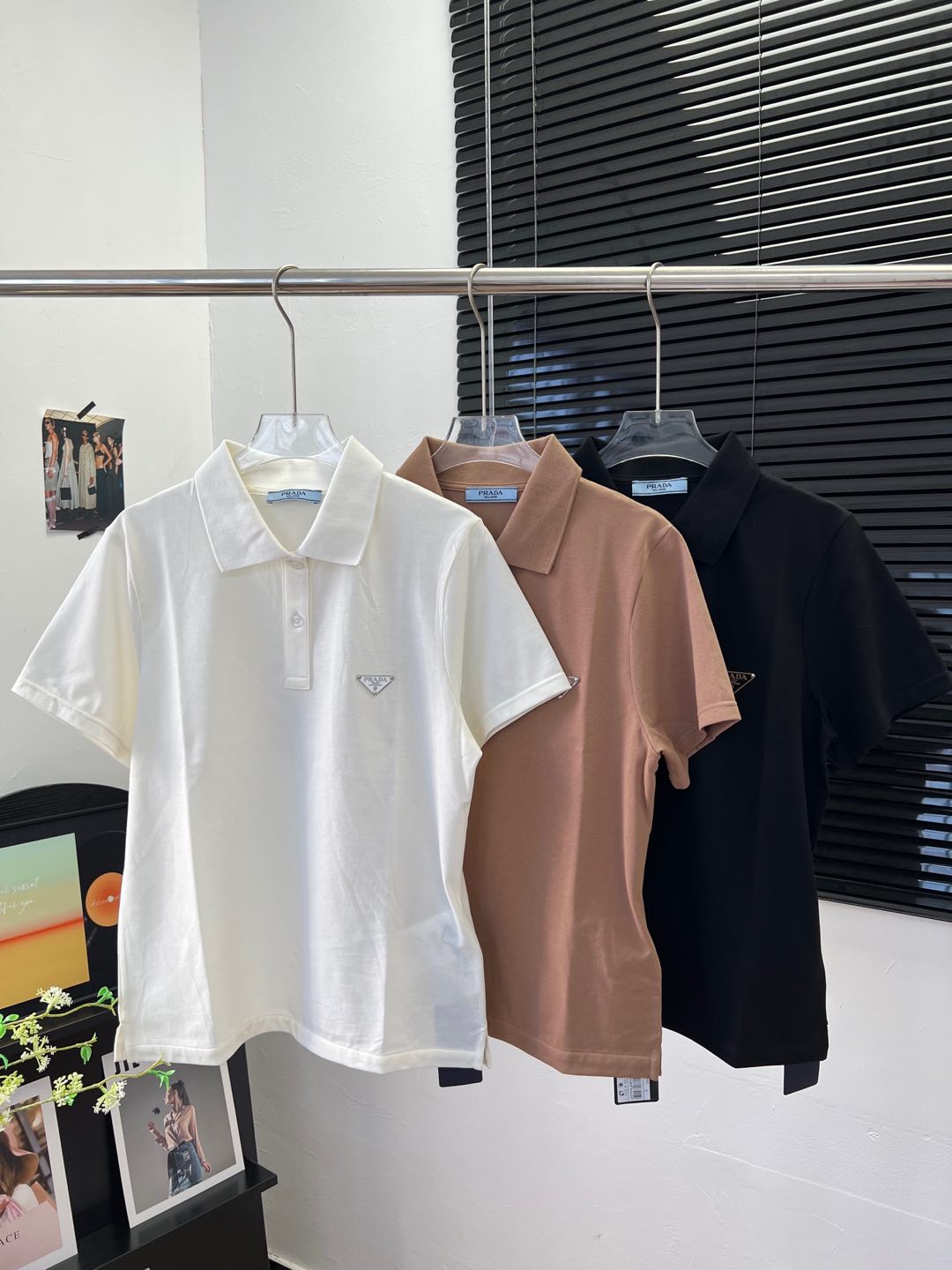 NO:441339,Prada 25 early autumn new style, three-color triangle logo lapel polo shirt, official website model ~ pure cotton fabric soft and comfortable Triangular logo design highlights the brand style Straight style, upper body slim Three-color SML,,prada,alexander wang19860909Prada 25早秋新款 三色三角徽标翻领polo衫 官网款~ 纯棉面料柔软舒适 三角徽标设计 彰显品牌格调 版型直筒 上身显瘦 三色SML,,prada,alexander wang,Women's clothing