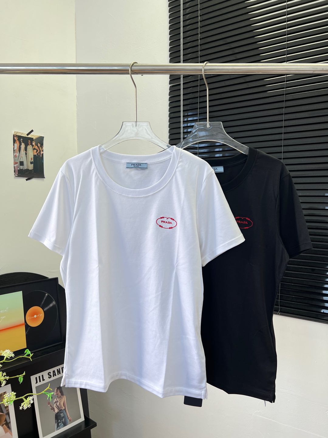 NO:444583,Prada's new style in early 25th autumn, two-color embroidered letter short-sleeved T-shirt, made of pure cotton fabric, soft and comfortable fabric, embroidered letter design, brand style online, upper body slimming sml,,prada,T-shirt,tees,t-shirt,alexander wang19860909Prada 25初秋新款 两色刺绣字母短袖T恤 采用纯棉面料 面料柔软舒适 刺绣字母设计 品牌格调在线 上身显瘦sml,,prada,T-shirt,tees，t-shirt,alexander wang,Women's clothing