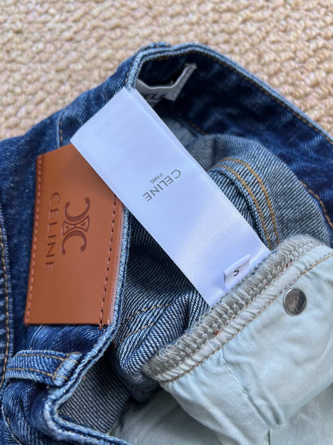 CELIN* 25早秋新款 后袋毛巾绣logo牛仔裤 定制斜纹牛仔棉面料 透气性好 柔软亲肤 高腰版型 
