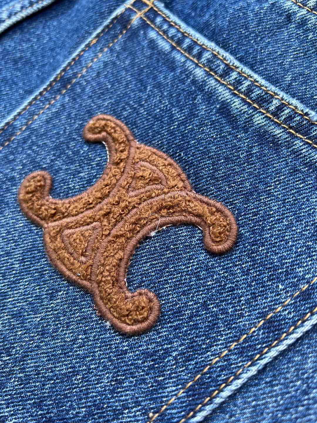 CELIN* 25早秋新款 后袋毛巾绣logo牛仔裤 定制斜纹牛仔棉面料 透气性好 柔软亲肤 高腰版型 