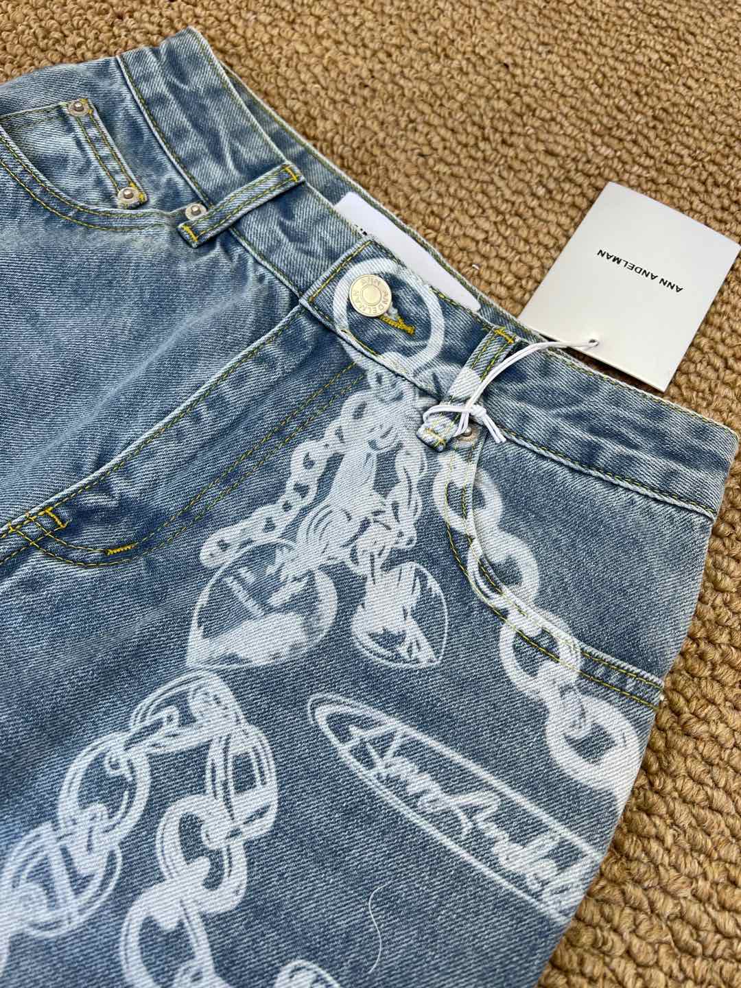 【新品上新】🎉ANN数码直喷链条直筒裤
官网款
独家开模定制
YB1v1还原
采用牛仔棉面料
面料柔软舒适
数码直喷链条设计
高腰直筒版型
显瘦遮肉
任何身形都可驾驭
8553