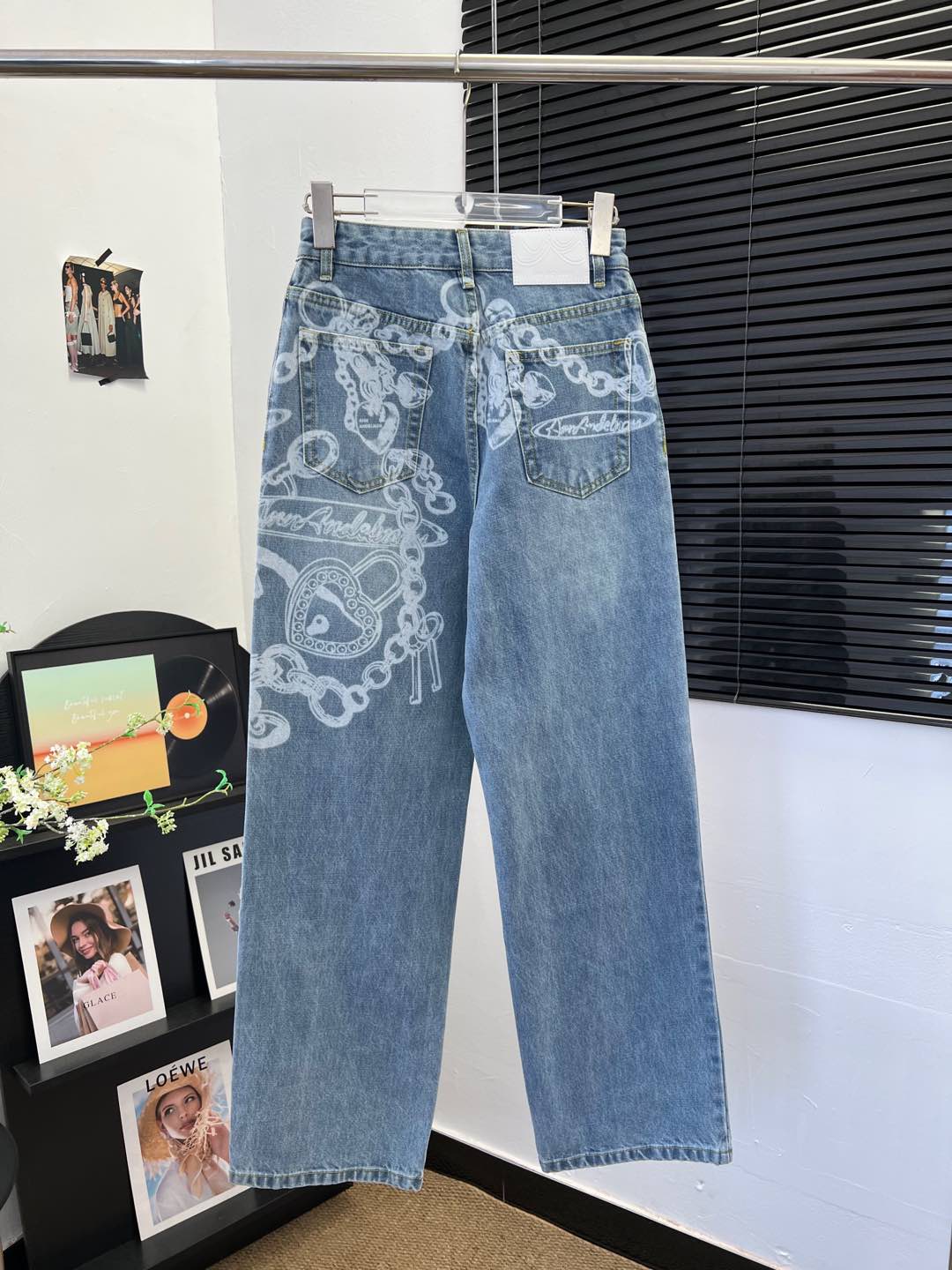 【新品上新】🎉ANN数码直喷链条直筒裤
官网款
独家开模定制
YB1v1还原
采用牛仔棉面料
面料柔软舒适
数码直喷链条设计
高腰直筒版型
显瘦遮肉
任何身形都可驾驭
8553