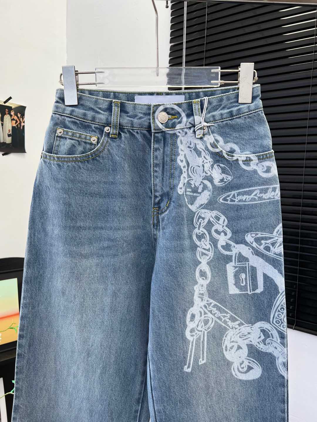 【新品上新】🎉ANN数码直喷链条直筒裤
官网款
独家开模定制
YB1v1还原
采用牛仔棉面料
面料柔软舒适
数码直喷链条设计
高腰直筒版型
显瘦遮肉
任何身形都可驾驭
8553