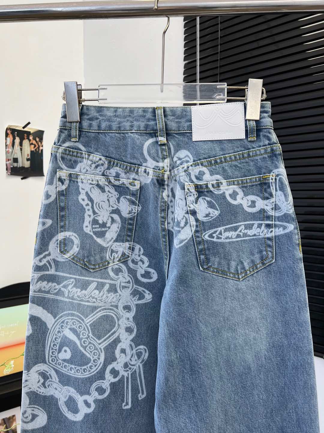 【新品上新】🎉ANN数码直喷链条直筒裤
官网款
独家开模定制
YB1v1还原
采用牛仔棉面料
面料柔软舒适
数码直喷链条设计
高腰直筒版型
显瘦遮肉
任何身形都可驾驭
8553