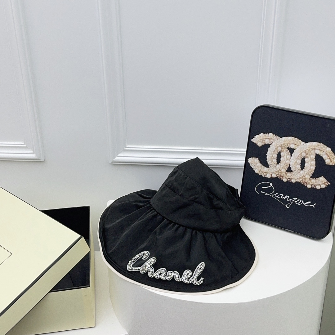 特 CHANEL🤍 可以阻挡紫外线的空顶帽！ 高定面料很洋气噢！谁戴谁好看！ 轻松出门 收纳方便✓