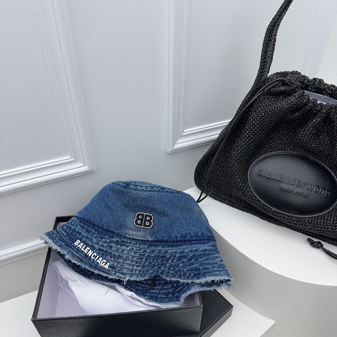Especial Balenciaga nuevo~ 💙 vaquero con proceso de lavado, bordes deshilachados con mucho estilo, imprescin…
