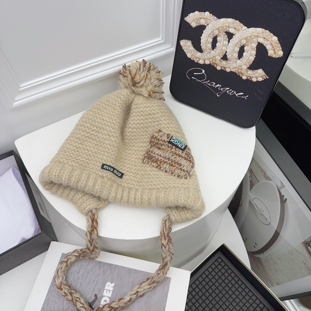 Especial miumiu nueva✨ gorro de punto con orejeras! ¡Imprescindible para otoño e invierno! Pequeño diseño de bolsillo, …