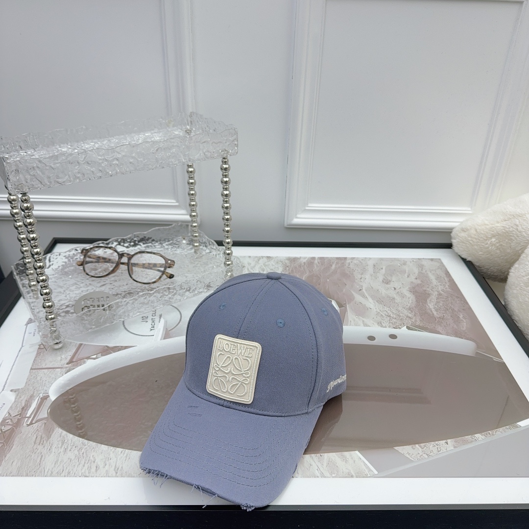 
罗意威 LOEWE新款原版原标设计，质感超好，外部线条定位标准，做工精细，简约大气低价走量！