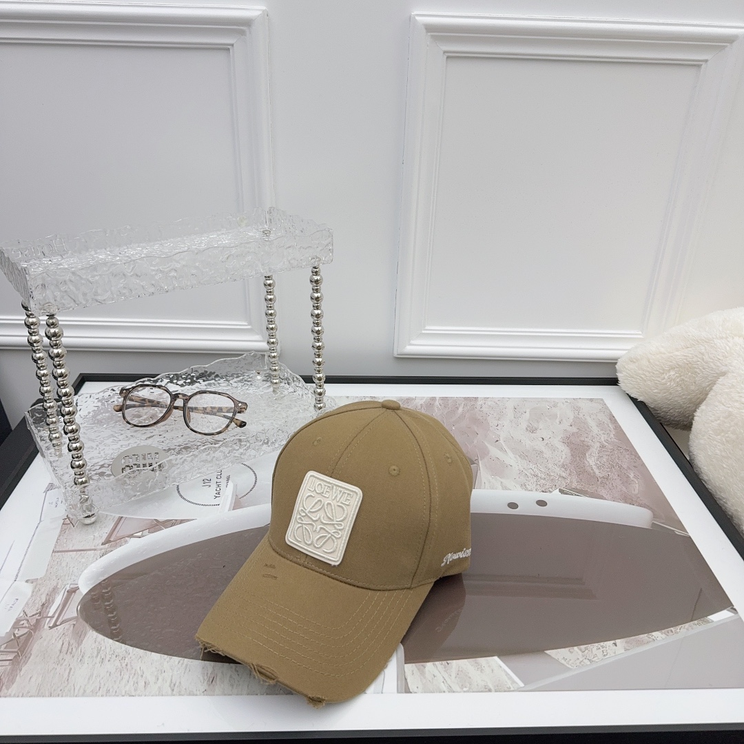 
罗意威 LOEWE新款原版原标设计，质感超好，外部线条定位标准，做工精细，简约大气低价走量！