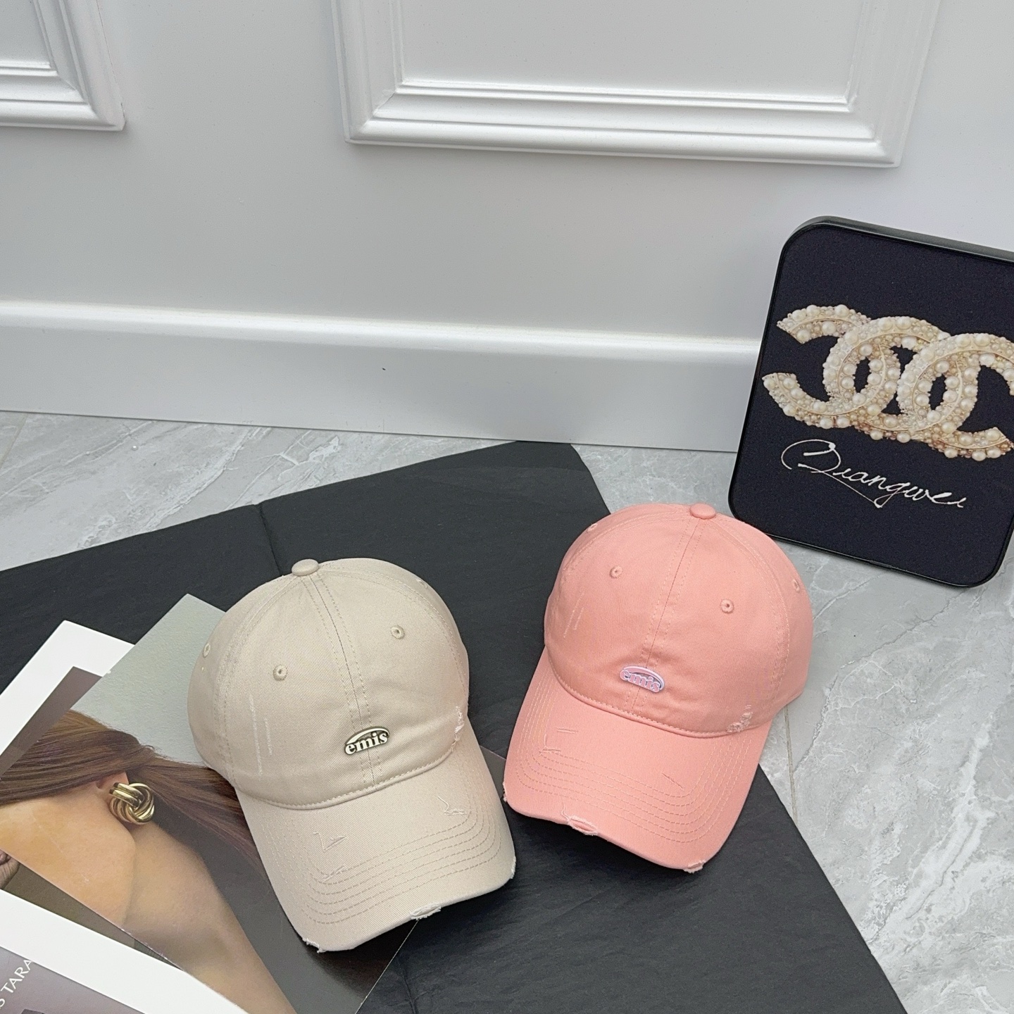  emis  😍
上新啦
韩国新款棒球帽 设计感十足‼️
夏天的颜色~