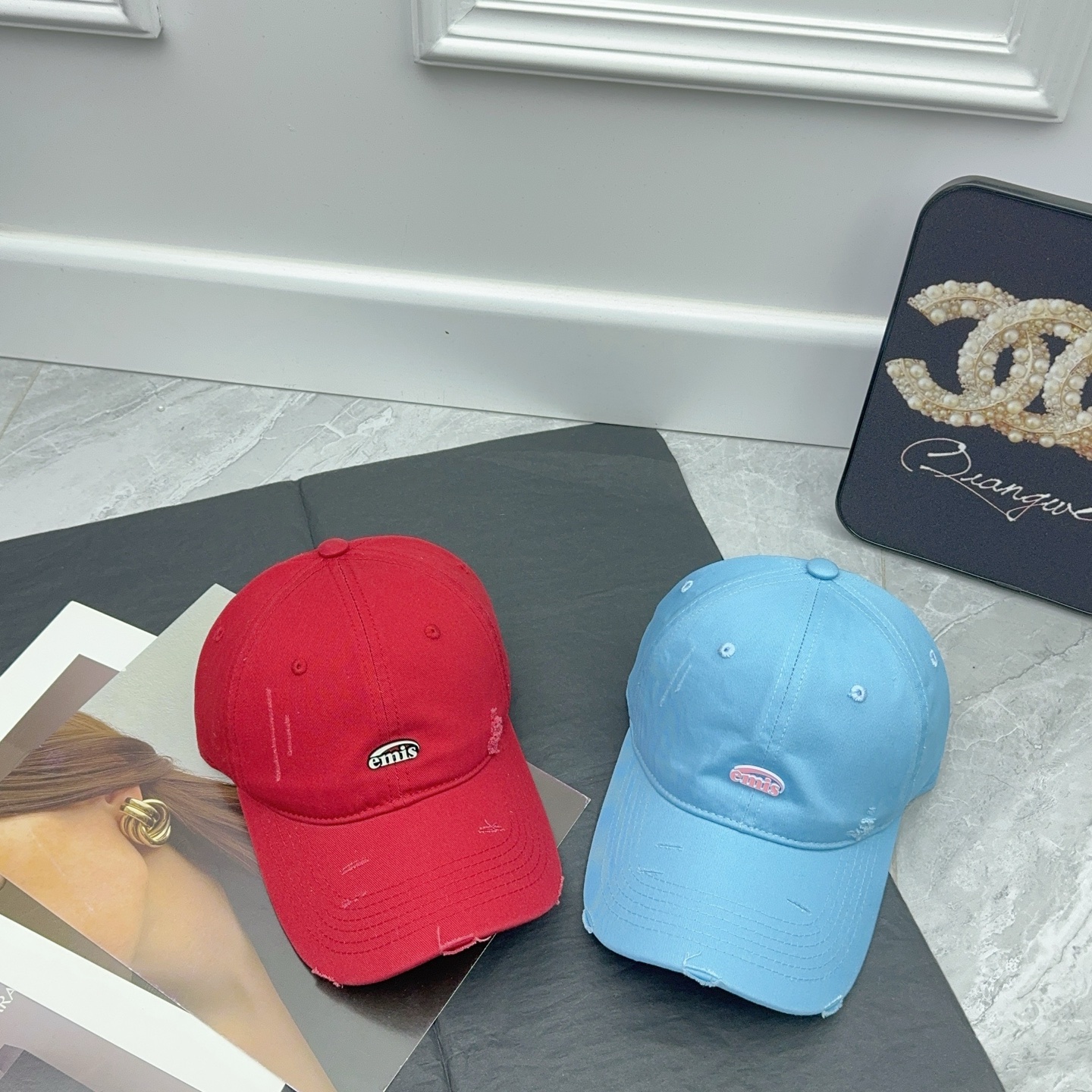  emis  😍
上新啦
韩国新款棒球帽 设计感十足‼️
夏天的颜色~