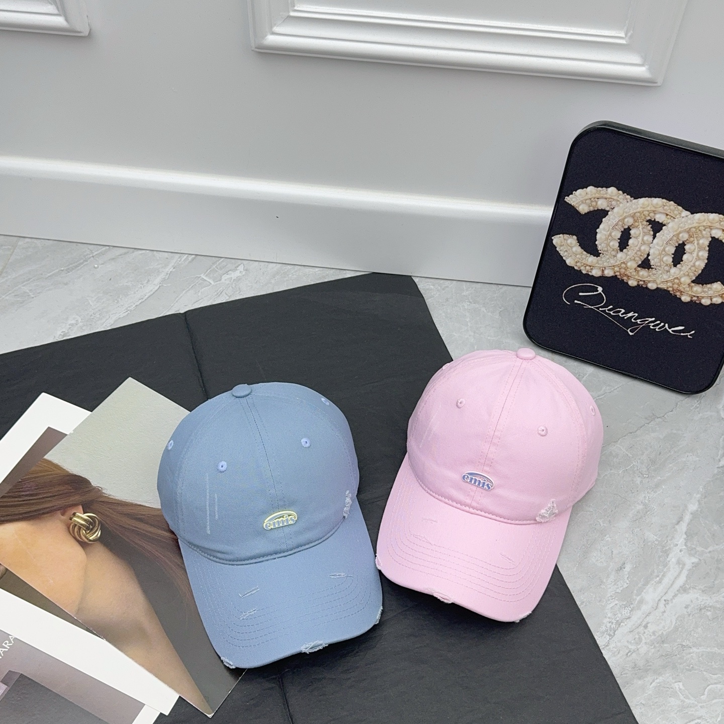  emis  😍
上新啦
韩国新款棒球帽 设计感十足‼️
夏天的颜色~