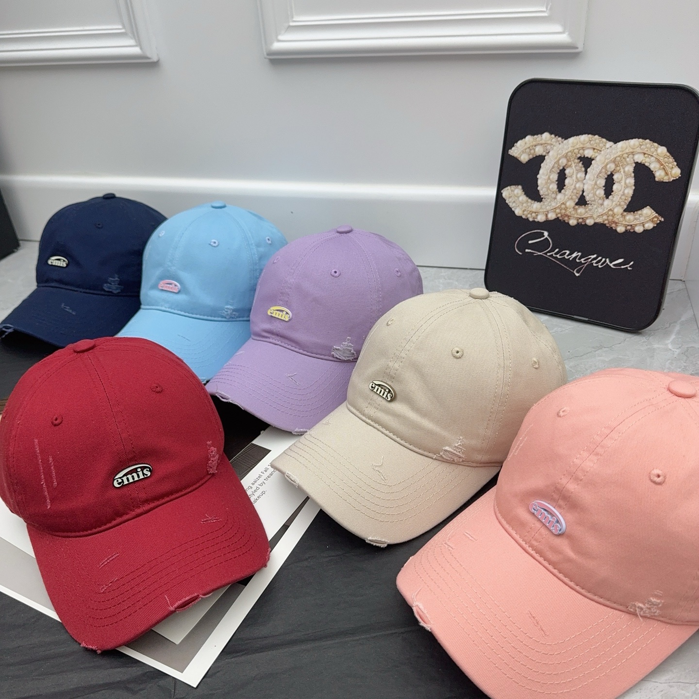  emis  😍
上新啦
韩国新款棒球帽 设计感十足‼️
夏天的颜色~