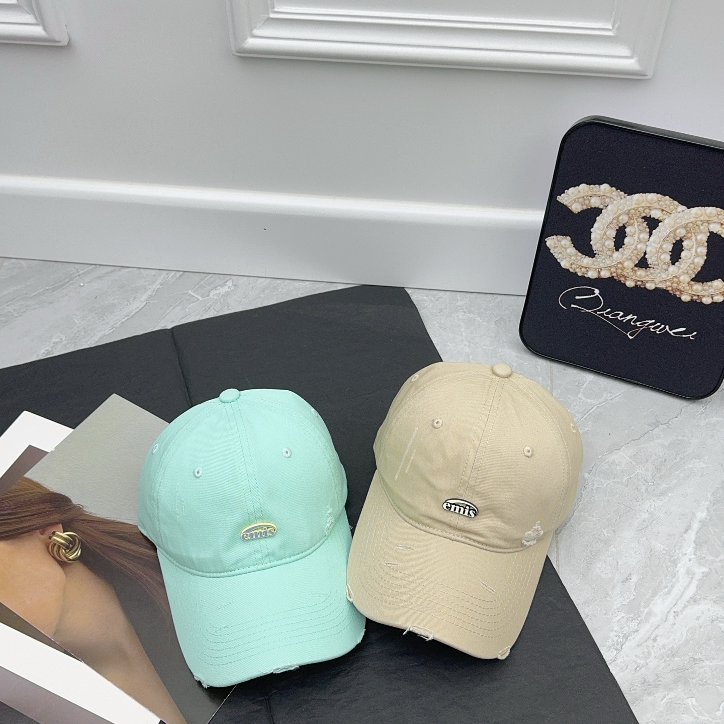  emis  😍
上新啦
韩国新款棒球帽 设计感十足‼️
夏天的颜色~