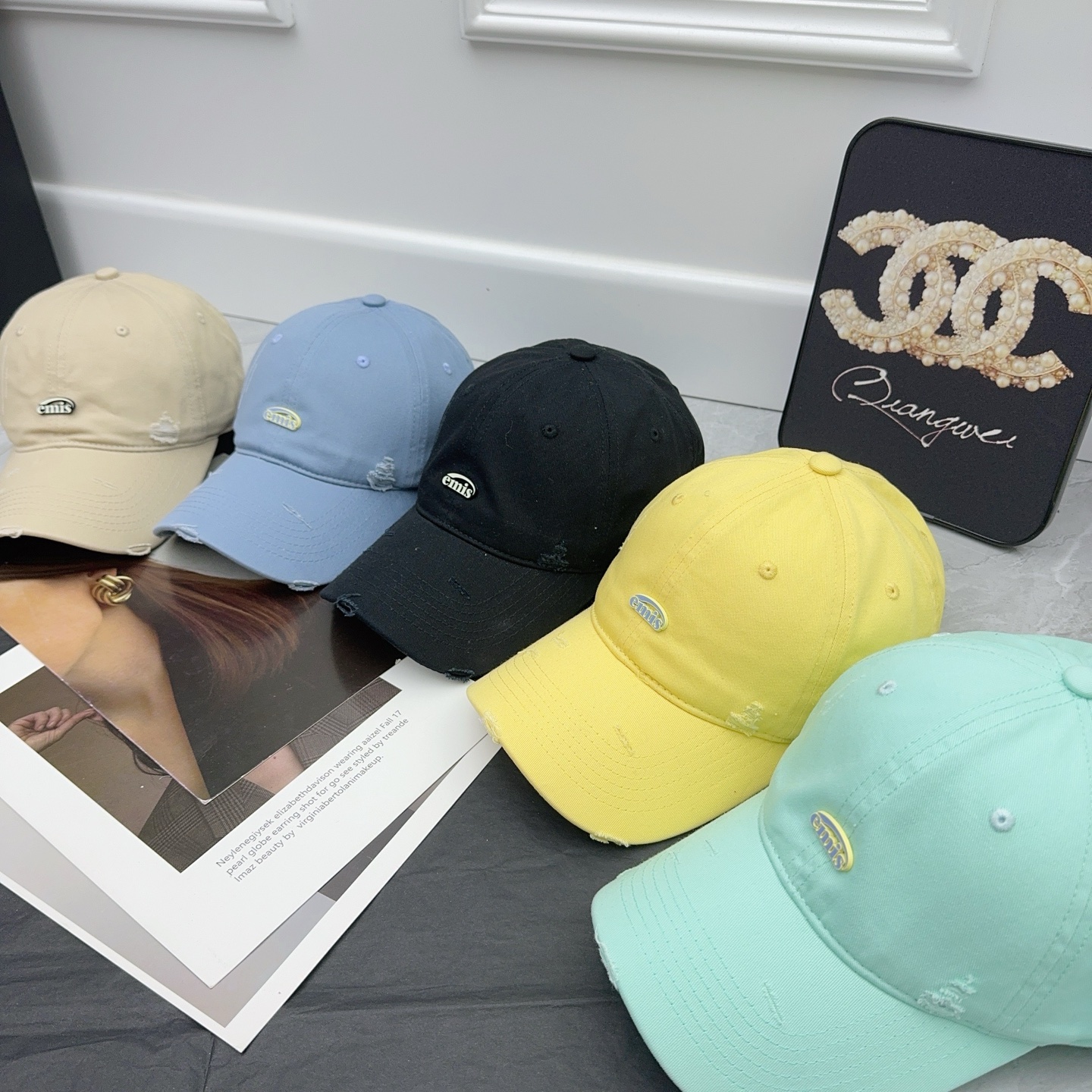  emis  😍
上新啦
韩国新款棒球帽 设计感十足‼️
夏天的颜色~