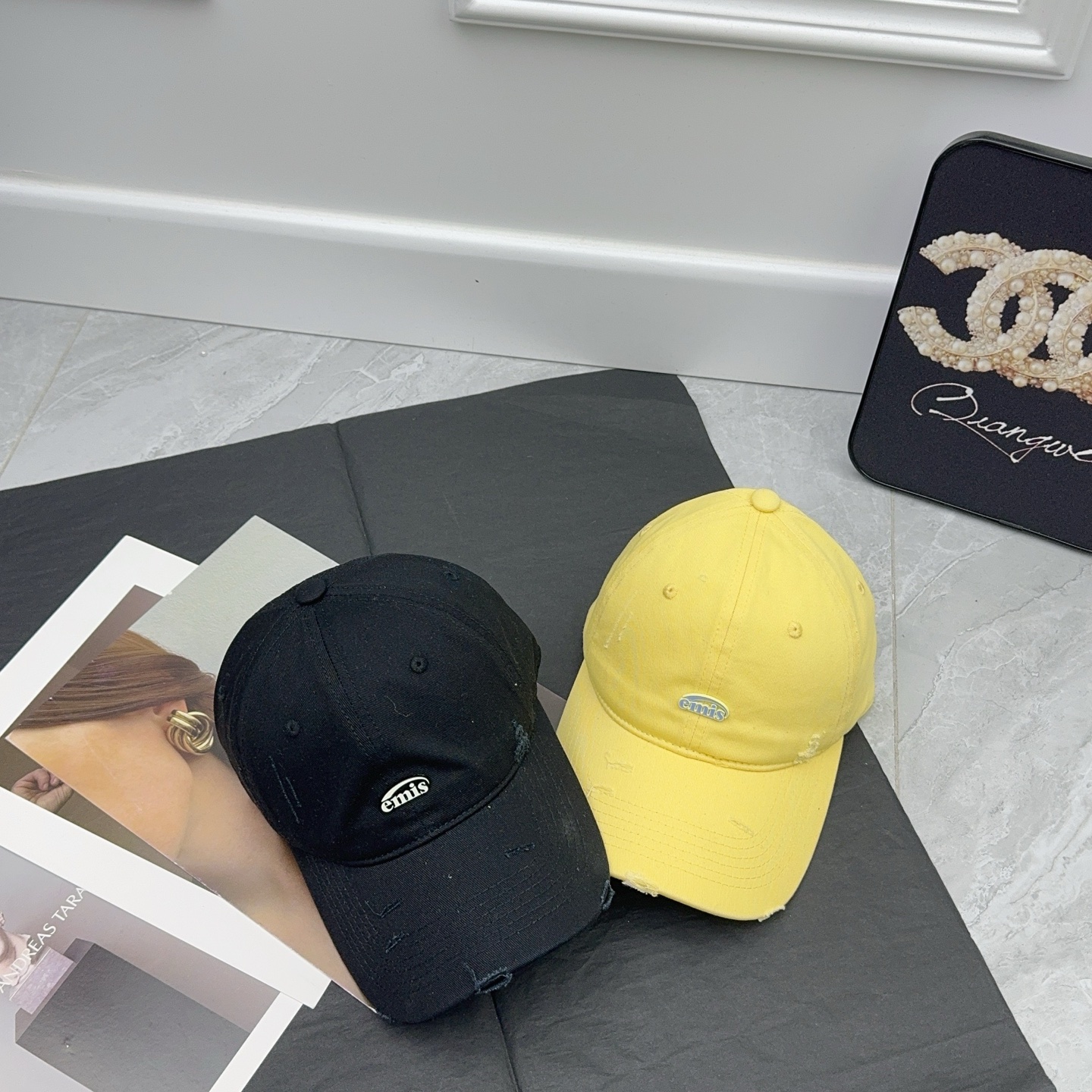  emis  😍
上新啦
韩国新款棒球帽 设计感十足‼️
夏天的颜色~