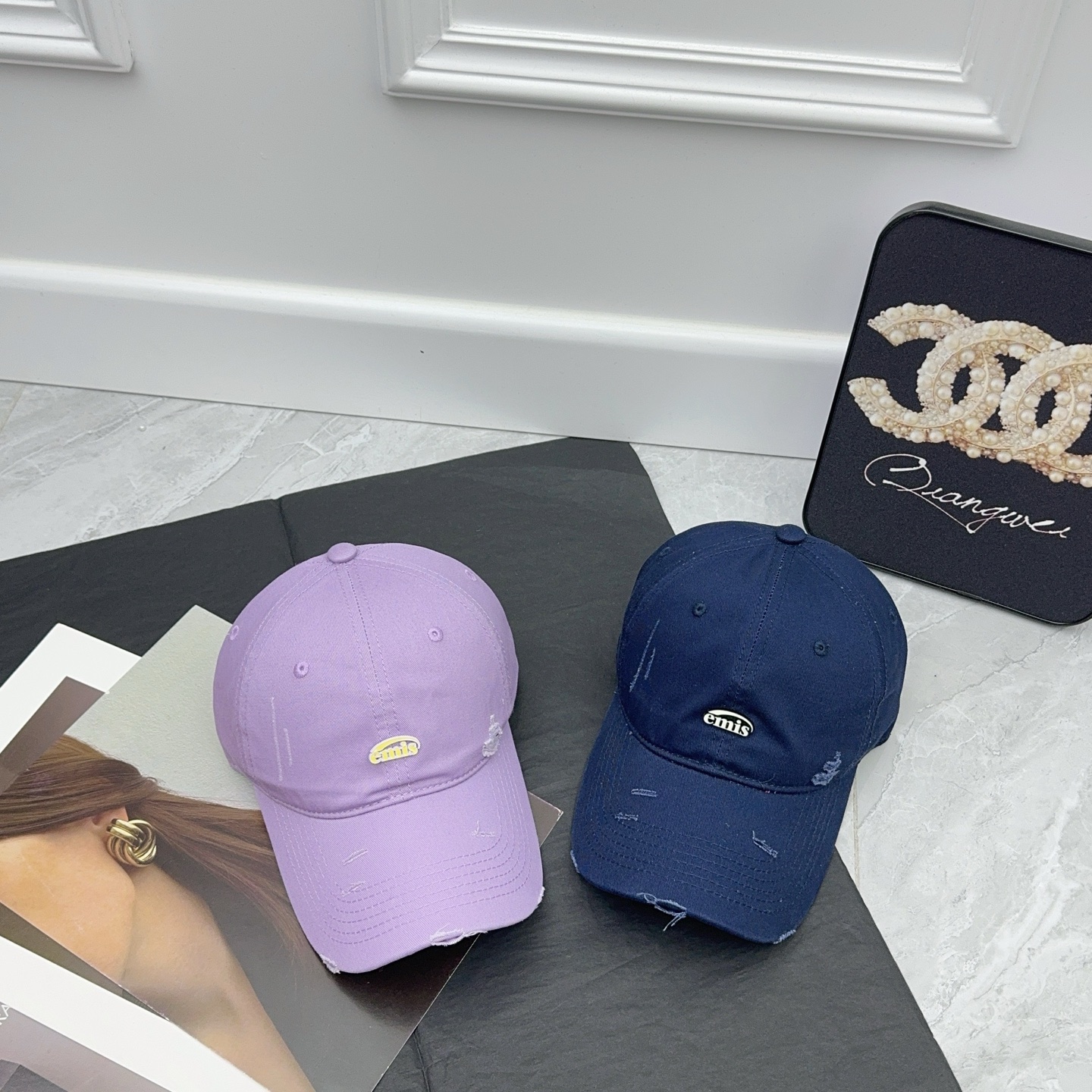  emis  😍
上新啦
韩国新款棒球帽 设计感十足‼️
夏天的颜色~