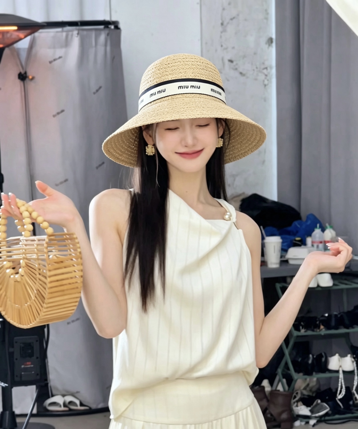 Pmiumiu缪缪又一款独家爆款诞生了缪缪拉菲草 酷飒甜美都能hold住✌🏻