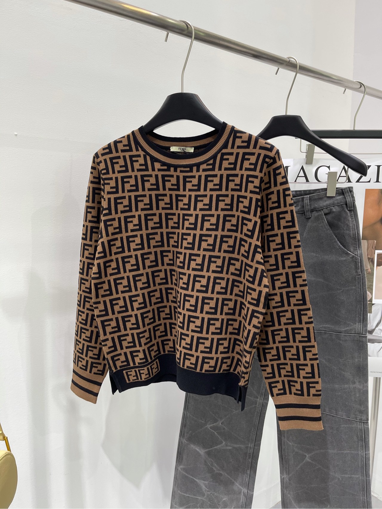 NO:315422,【FF long-sleeved round neck sweater】File imported cotton   Tennis blend color brown Fend*Fendi double f letter knit sweater Fried chicken series, full of letter logo patterns, high-end brown color makes the skin white, noble, elegant, atmospheric and high-end style, classic three-dimensional tailoring, showing feminine charm, the clothes feel good and wear resistance is also very good. Manufactured by German imported machine, a must-have long-sleeved sweater in autumn. It is worth mentioning that the FF letters on both sides of the front and back are also suitable. Non-market ordinary version, top flat size S shoulder width 38, bust 88, 55, sleeve length 59 M shoulder width 39, bust 92, 56, sleeve length 60 L shoulder width 40, bust 96, 59, sleeve length 61  Manual measurement will have 2~3cm errors within the normal range, fendi, fendi, sweaters, alexander wang19860909【FF长袖圆领毛衣】面料进口棉 天丝混纺 颜色咖啡色 Fend*芬迪双f字母针织毛衣 炒鸡爆的系列,满身的字母logo图案标新立异 高级感的咖色显肤白高贵典雅大气上档次 经典的立体剪裁设尽显女性魅力 衣服手感很好,耐磨性也很好 德国进口机制造 秋季必备的长袖针织衫 值得一提的是,正反两面拼接处的FF字母 也是能对到位的 非市面普通版 上衣平铺尺码 S肩宽38,胸围88,衣长55,袖长59 M肩宽39,胸围92,衣长56,袖长60 L肩宽40,胸围96,衣长59,袖长61 手工测量会有2~3cm误差属于正常范围,,fendi,fendi,sweaters,alexander wang,Women's clothing