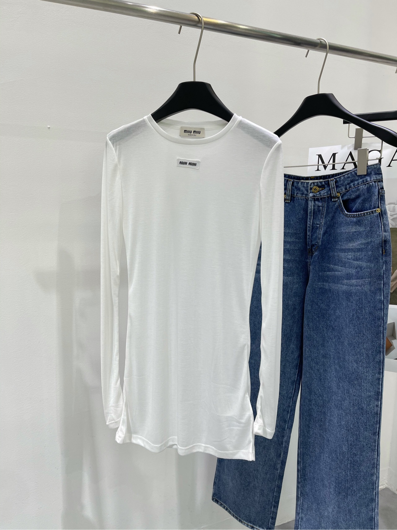 NO:309110,【M white small-label perspective elastic T-skirt】 Fabric ten-slim elastic cotton color white miu early spring new simple badge series T classic white T-skirt The fabric is particularly soft and silky and skin-friendly. A simple T-skirt with elasticity, can be worn alone or with a base layer. Flat size S shoulder width 38, bust 84 elasticity, 78 length of 70 M shoulder width 39, bust 88 elasticity, 79 length of 71 L shoulder width 40, bust 92 elasticity, 80 length of 72 Sleeve length of 2~3cm errors are included in the normal range, miumiu, skirts, alexander wang19860909【M白色小标透视弹力T裙】 面料天丝弹力棉 颜色白色 miu早春新款简约徽章系列T 经典白色T裙 面料特别柔软丝滑亲肤 简简单单的一件t裙 有弹力,单穿或打底叠穿都可以 平铺尺码 S肩宽38,胸围84弹力,衣长78,袖长70 M肩宽39,胸围88弹力,衣长79,袖长71 L肩宽40,胸围92弹力,衣长80,袖长72 手工测量会有2~3cm误差属于正常范围,,miumiu,skirts,alexander wang,Women's clothing