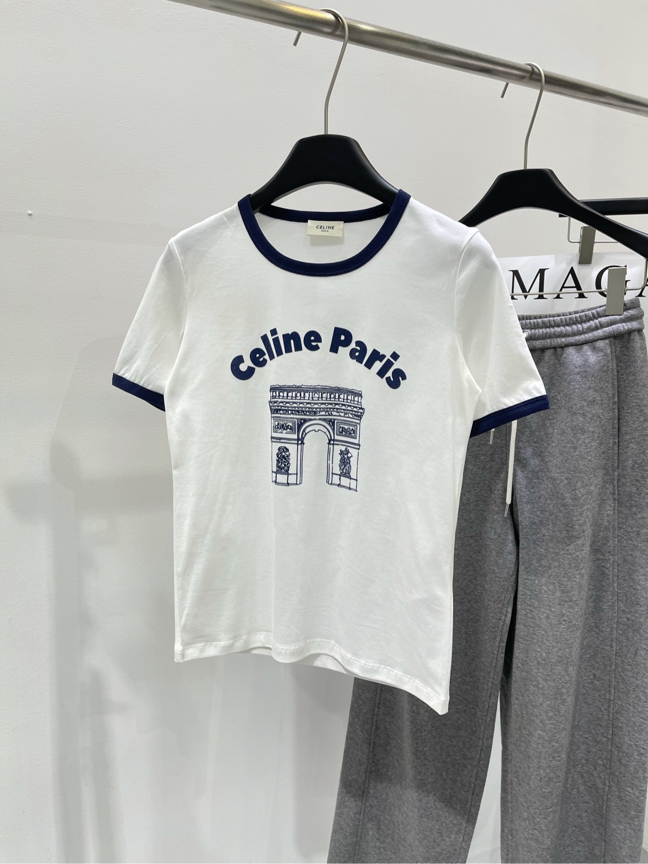 NO:325960,[ce flocking Arc de Triomphe print T] 2 fabrics, cotton, color, white, T-shirts are versatile, casual, fashionable, trendy, hot spots, the latest Dragon Year series of casual Tee shirts in early spring, the style is super cool!  Full of high-end feel, the original imported pure cotton fabric has a great texture!  Customized surface accessories, handmade craftsmanship, full of fashion sense, positioning color matching prints, fashionable and high-end!  Highly recommend your own version!  Flat size S shoulder width 37, bust 88, garment length 56, sleeve length 21 M shoulder width 38, bust 92, garment length 57, sleeve length 22 L shoulder width 39, bust 96, garment length 58, sleeve length 23 Manual measurement will have 2~3cm errors within the normal range, tees, t-shirt, alexander wang19860909【ce植绒凯旋门印花T】 2面料全棉 颜色白色 T恤百搭休闲、时尚、潮流 爆款现货 早春最新龙年系列休闲Tee恤 版型超拉风！高级感满满 原版进口纯棉面料质感超赞！ 订制面辅料 手工工艺 时尚感拉满 定位配色印花 时髦又高级！ 强烈推荐自留款！ 平铺尺码 S肩宽37,胸围88,衣长56,袖长21 M肩宽38,胸围92,衣长57,袖长22 L肩宽39,胸围96,衣长58,袖长23 手工测量会有2~3cm误差属于正常范围,,tees，t-shirt,alexander wang,Women's clothing