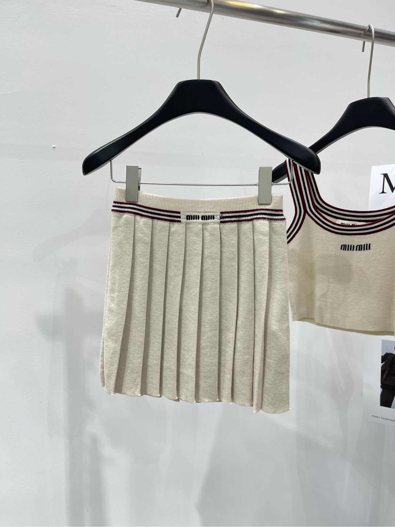 NO:434570,【M apricot red striped pleated knitted skirt】, fabric wool blend, color apricot color miu*24 early spring new knitted mini skirt interprets classic pleated mini skirt in casual and practical style, injecting new details and connotations into the soft silhouette Basic letter jacquard and fine stripes embellish to highlight classic style and modern charm Flat size (no lining) S waist circumference 56 elasticity, hip circumference is not limited, skirt length 36 M waist circumference 60 elasticity, hip circumference is not limited, skirt length 37 L waist circumference 64 elasticity, hip circumference is not limited, skirt length 38 manual measurement will have 2~3cm errors within the normal range, miumiu, skirt circumference is not limited, alexander wang19860909【M杏色红条百褶针织半裙】 ,面料羊毛混纺 颜色杏色 miu*24早春新品针织迷你半裙 以休闲实用风格演绎经典百褶迷你裙 为柔美廓形注入全新细节与内涵 基础字母提花加细条纹点缀 彰显经典格调与现代魅力 平铺尺码（无内衬） S腰围56弹力,臀围不限,裙长36 M腰围60弹力,臀围不限,裙长37 L腰围64弹力,臀围不限,裙长38 手工测量会有2~3cm误差属于正常范围,,miumiu,skirts,alexander wang,Women's clothing