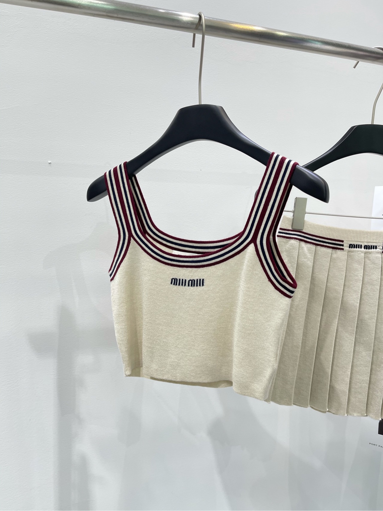 NO:434580,[M apricot red edge knitted vest], fabric wool blend, color apricot color, new style spot, miu 2014 early spring first wave, the latest color scheme of this season, customized fabric, German woven fabric, precision craftsmanship!  Jacquard embroidered letters exquisite and fashionable ~ A must-have for everyone. It can be used in all seasons. Flat size S bust 62 elasticity, 34 M bust 66 elasticity, 35 L bust 70 elasticity, 36 length. Manual measurement will have 2~3cm errors that fall within the normal range, miumiu, alexander wang19860909【M杏色红边针织背心】 ,面料羊毛混纺 颜色杏色 新款现货现货 miu2014早春抢先第一波 这季最新的配色 定制面料 德国机织制 工艺精密！ 提花刺绣字母 精致时髦~ 人手必备的一件 四季皆可 平铺尺码 S胸围62弹力,衣长34 M胸围66弹力,衣长35 L胸围70弹力,衣长36 手工测量会有2~3cm误差属于正常范围,,miumiu,alexander wang,Women's clothing